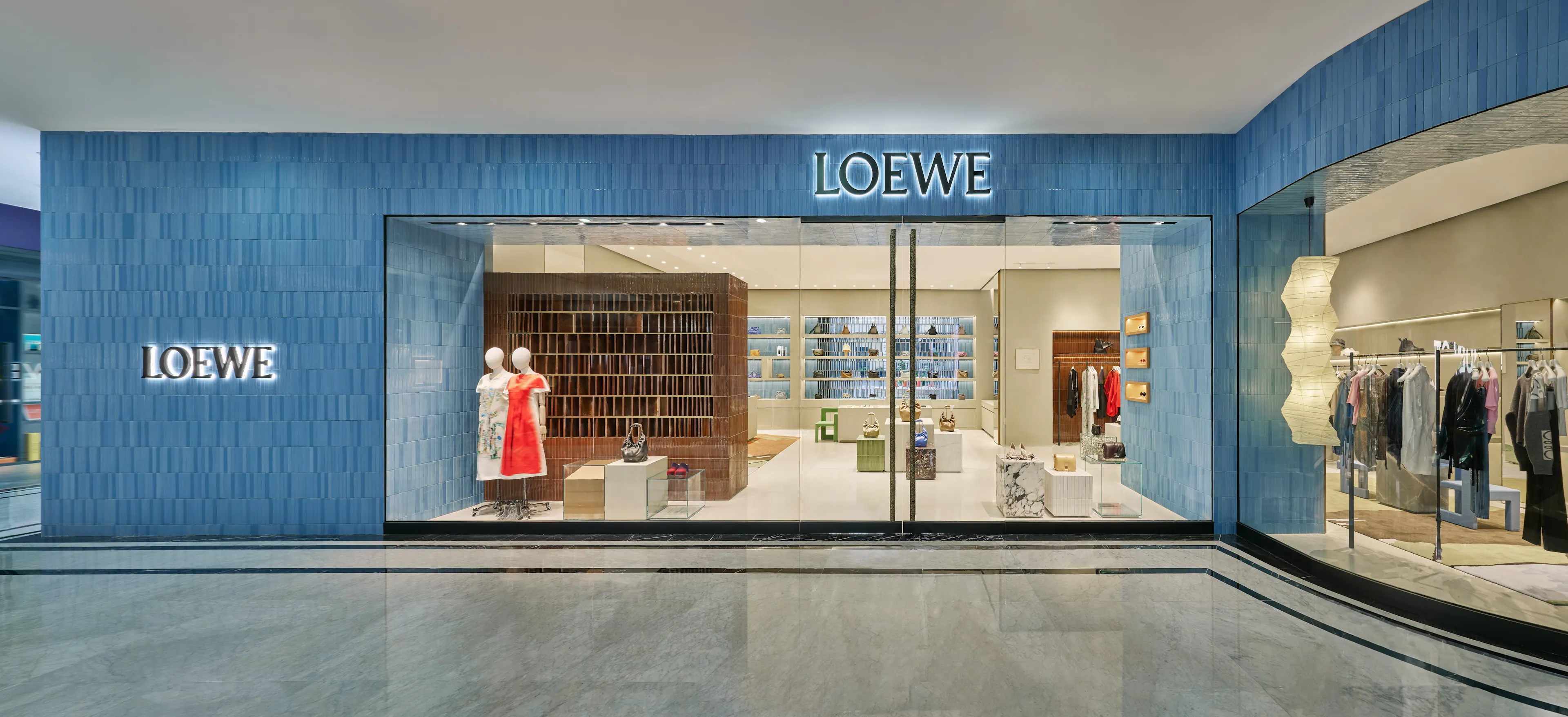 Th&aacute;ng 6 n&agrave;y, cửa h&agrave;ng đầu ti&ecirc;n của Loewe tại Việt Nam đ&atilde; ra mắt tại TTTM Union Square, số&nbsp;171, Đồng Khởi, quận 1, TP. HCM.
