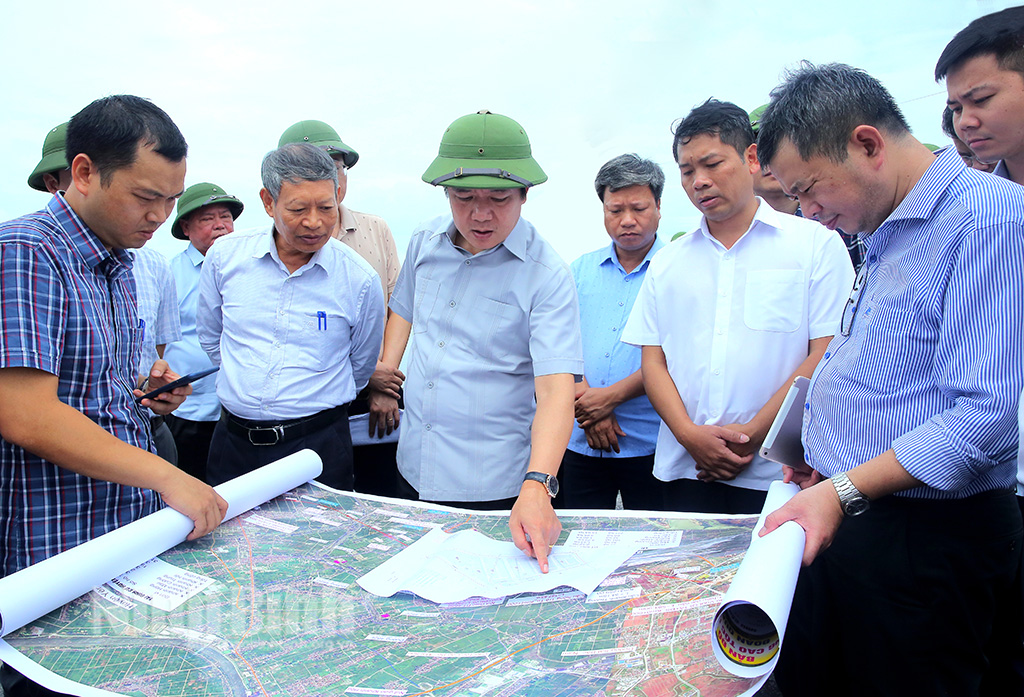 Chủ tịch UBND tỉnh Ninh Bình Phạm Quang Ngọc đi kiểm tra thực địa công tác chuẩn bị đầu tư và giải phóng mặt bằng Link Trang Chủ PG88.Com Mới #2026 đầu tư xây dựng tuyến đường bộ cao tốc Ninh Bình - Hải Phòng. Ảnh Báo Ninh Bình