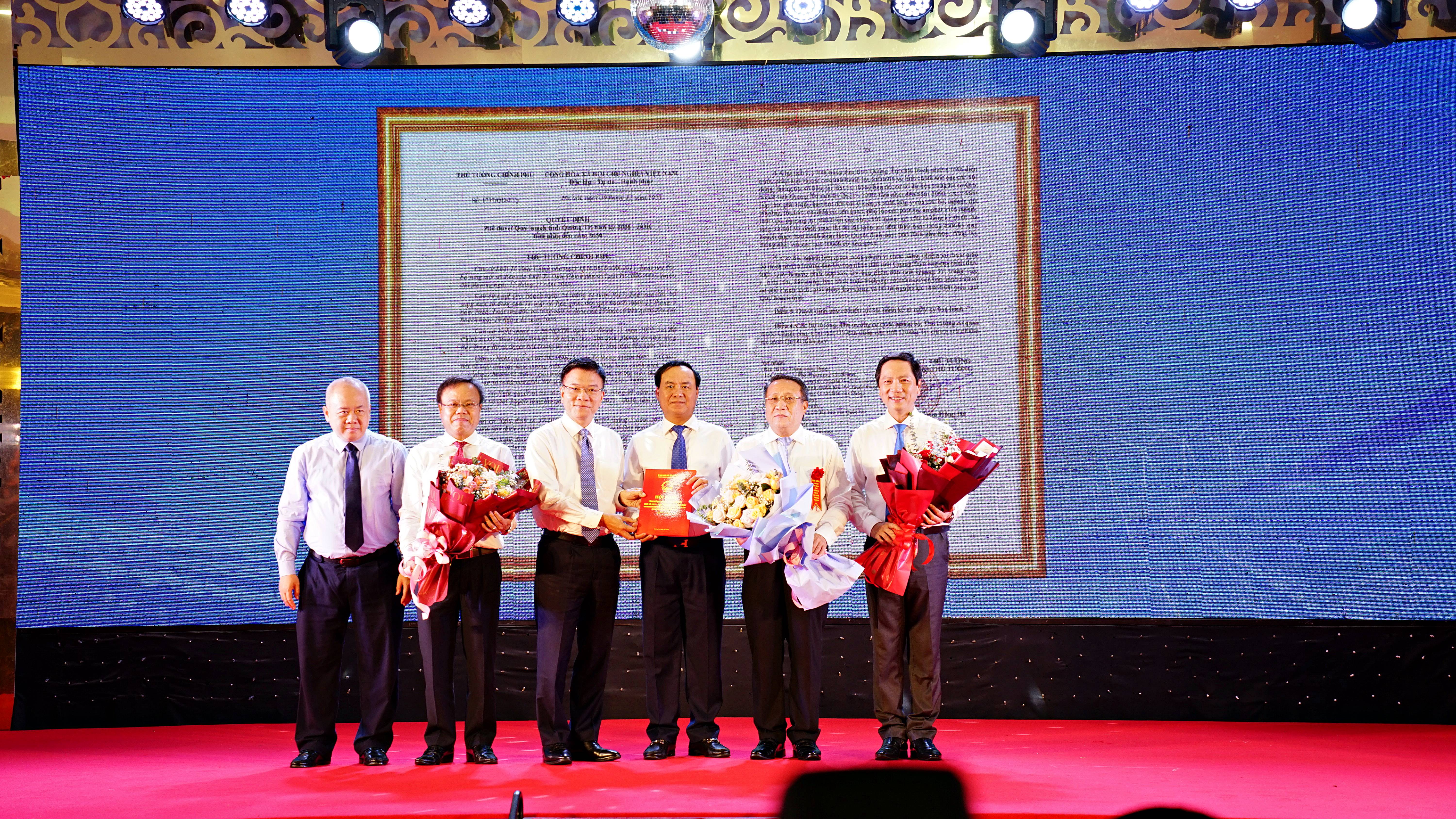 Ph&oacute; Thủ tướng Ch&iacute;nh phủ L&ecirc; Th&agrave;nh Long; Thứ trưởng Bộ Kế hoạch v&agrave; Pg88vn Trang Chủ Chính Thức Đỗ Th&agrave;nh Trung trao quyết định của Thủ tướng Ch&iacute;nh phủ ph&ecirc; duyệt Quy hoạch tỉnh Quảng Trị thời kỳ 2021 -2030, tầm nh&igrave;n đến năm 2050 cho l&atilde;nh đạo tỉnh Quảng Trị - Ảnh: L&ecirc; An