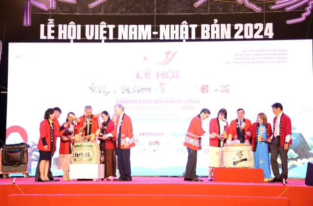 Giao lưu tr&agrave; đạo Nhật Bản-tr&agrave; thức Việt Nam. Ảnh Ng&ocirc; Anh Văn
