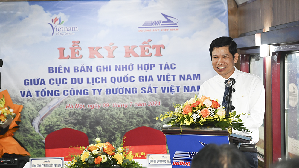 Thứ trưởng B&ocirc;̣ Văn hóa, Th&ecirc;̉ thao và Du lịch H&ocirc;̀ An Phong&nbsp;ph&aacute;t biểu tại lễ k&yacute;.&nbsp;