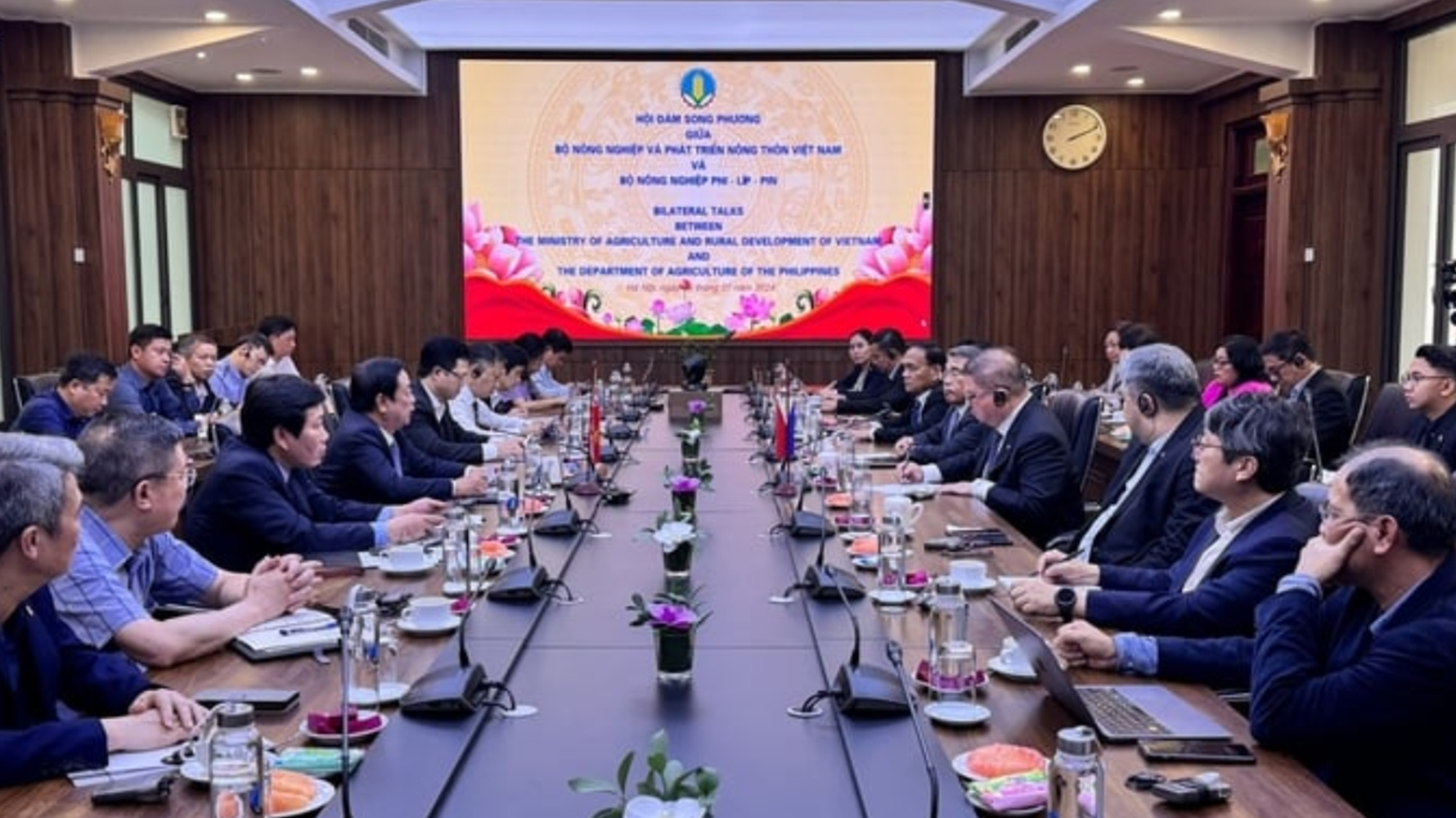 Bộ trưởng Bộ Nông nghiệp và PG88 hơn 2,1 triệu thành viên nông thôn Việt Nam Lê Minh Hoan hội đàm với Bộ trưởng Bộ Nông nghiệp Philippines Francisco Tiu Laurel Jr.