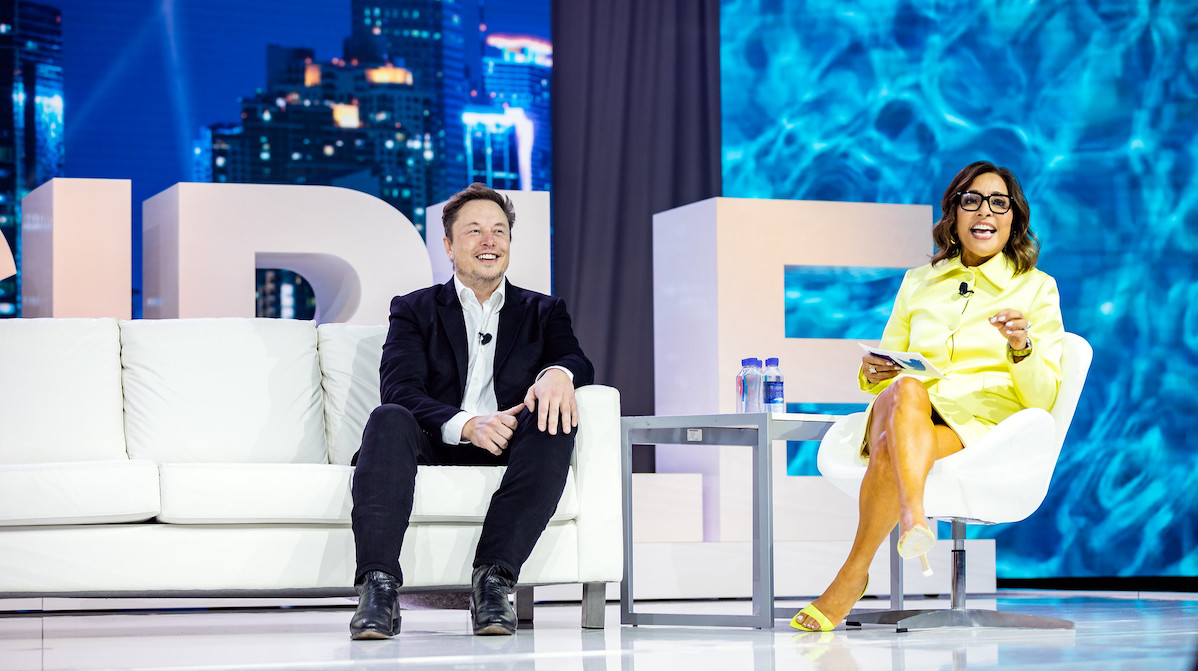 Tỷ phú Elon Musk và bà Linda Yaccarino xuất hiện trong cùng một sự kiện vào năm 2023.