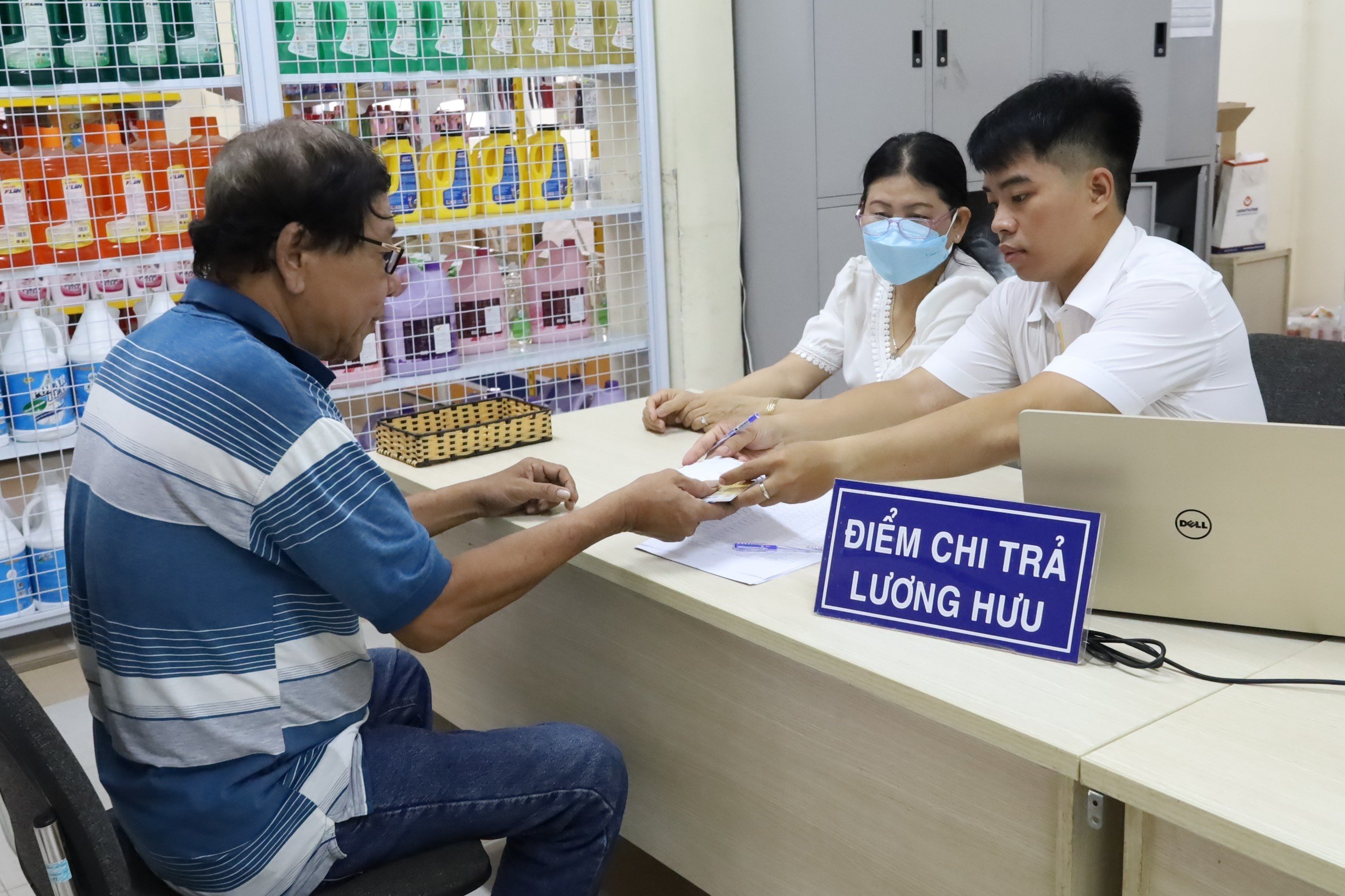Chi trả lương hưu cho người hưởng. Ảnh: BHXH Việt Nam. 