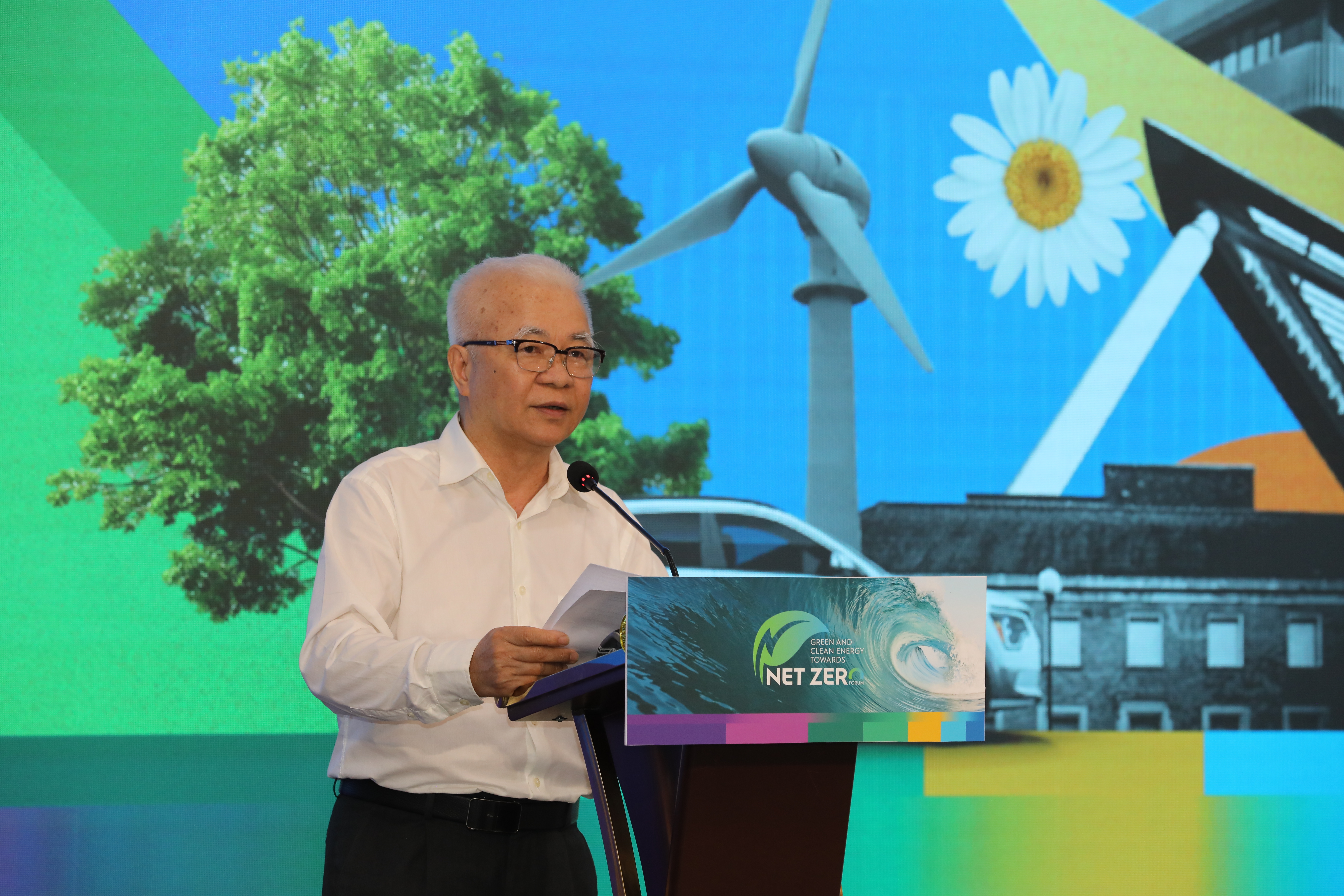 &nbsp;TS. Chử Văn L&acirc;m, Tổng bi&ecirc;n tập Tạp ch&iacute; Link Trang Chủ PG88.Com Mới #2026 Việt Nam/6PG88VN, cho rằng hiện c&aacute;c quy định ph&aacute;p luật hết sức cần thiết về cơ chế mua b&aacute;n điện trực tiếp; cơ chế ph&aacute;t triển điện gi&oacute; ngo&agrave;i khơi; khuyến kh&iacute;ch điện mặt trời m&aacute;i nh&agrave; tự sản, tự ti&ecirc;u (hướng tới mục ti&ecirc;u năm 2030 c&oacute; 50% c&aacute;c t&ograve;a nh&agrave; c&ocirc;ng sở v&agrave; 50% nh&agrave; d&acirc;n sử dụng điện mặt trời m&aacute;i nh&agrave; tự sản, tự ti&ecirc;u)... chưa được ban h&agrave;nh. C&aacute;c quy định về huy động c&aacute;c nguồn điện linh hoạt, khung gi&aacute; mua b&aacute;n điện với hệ thống pin lưu trữ v&agrave; thủy điện t&iacute;ch năng... chưa c&oacute;. C&ocirc;ng nghệ nhi&ecirc;n liệu xanh cho c&ocirc;ng nghiệp v&agrave; giao th&ocirc;ng vận tải như c&ocirc;ng nghệ nhi&ecirc;n liệu hydrogen c&ograve;n ở giai đoạn thử nghiệm, chưa thị trường h&oacute;a; c&ocirc;ng nghệ thu giữ, lưu trữ carbon c&ograve;n nhiều th&aacute;ch thức, gi&aacute; th&agrave;nh cao... Đ&acirc;y l&agrave; những vấn đề lớn khiến Việt Nam đang gặp kh&oacute; trong qu&aacute; tr&igrave;nh chuyển đổi năng lượng từ n&acirc;u sang xanh.&nbsp;
