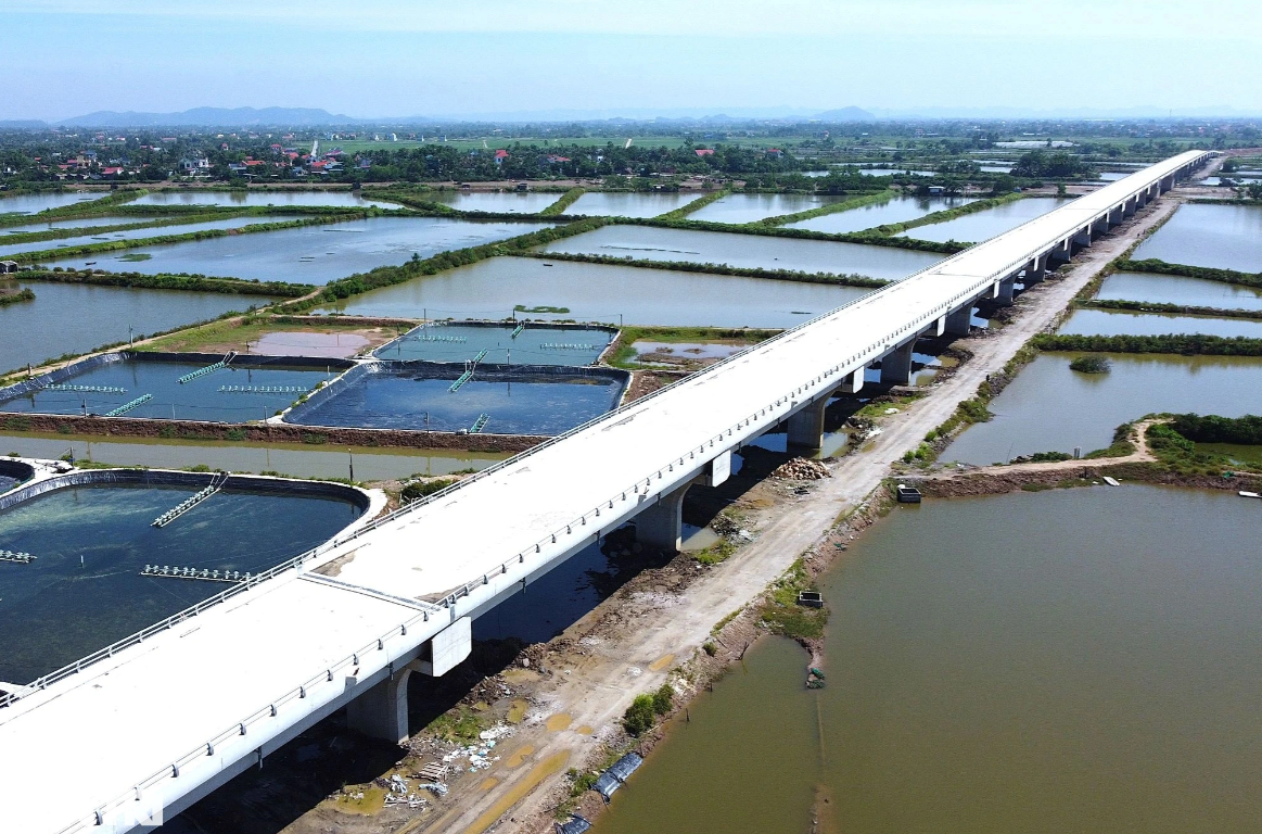 &nbsp;Cầu n&agrave;y bắc qua s&ocirc;ng Lạch Trường tại Km 18 390, thuộc x&atilde; H&ograve;a Lộc, huyện Hậu Lộc v&agrave; x&atilde; Hoằng Yến, huyện Hoằng H&oacute;a.