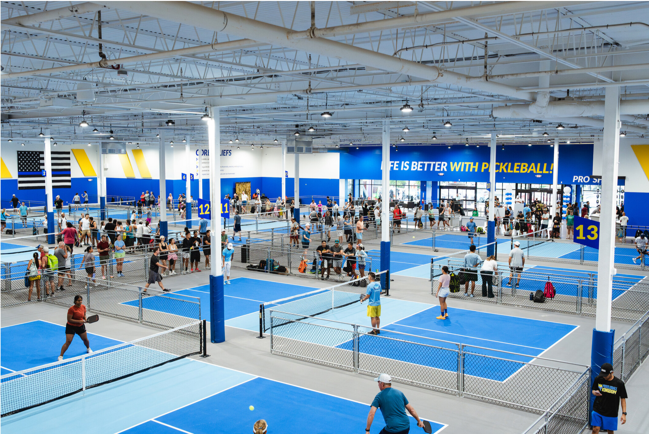 Pickleball Kingdom mở cửa lần đầu v&agrave;o năm 2022. Th&ocirc;ng qua h&igrave;nh thức nhượng quyền, thương hiệu n&agrave;y đ&atilde; ph&aacute;t triển l&ecirc;n hơn 100 CLB.
