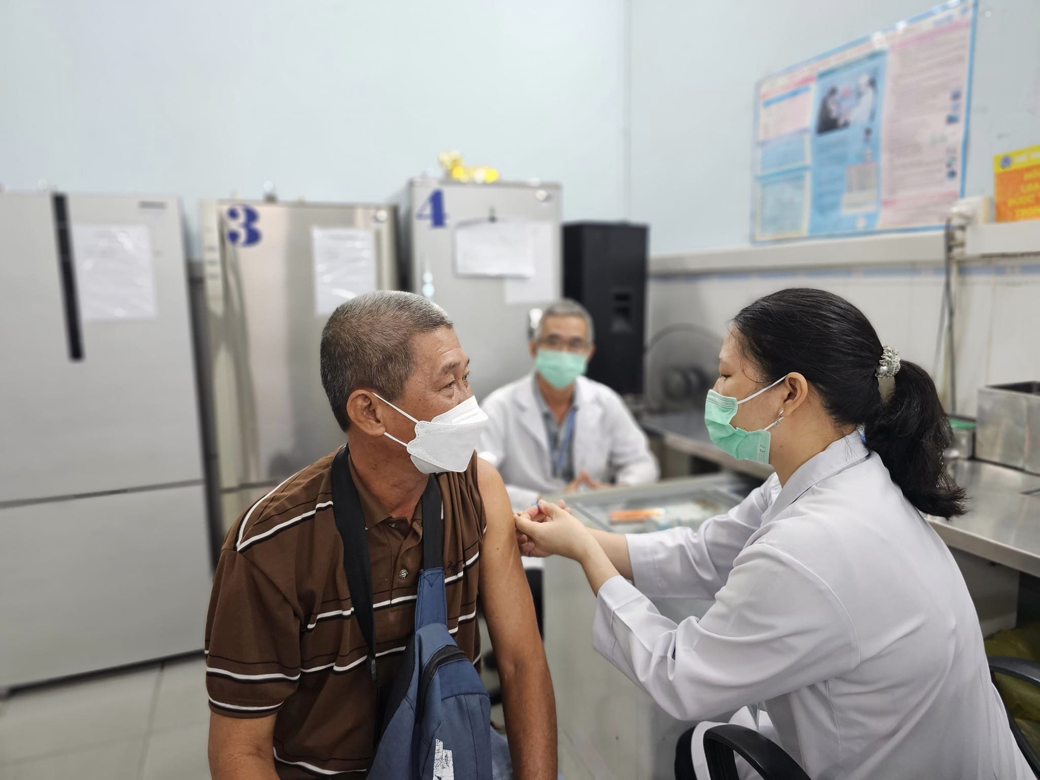 Người cao tuổi được kh&aacute;m chữa bệnh bảo hiểm y tế. Ảnh: Tuấn Dũng.