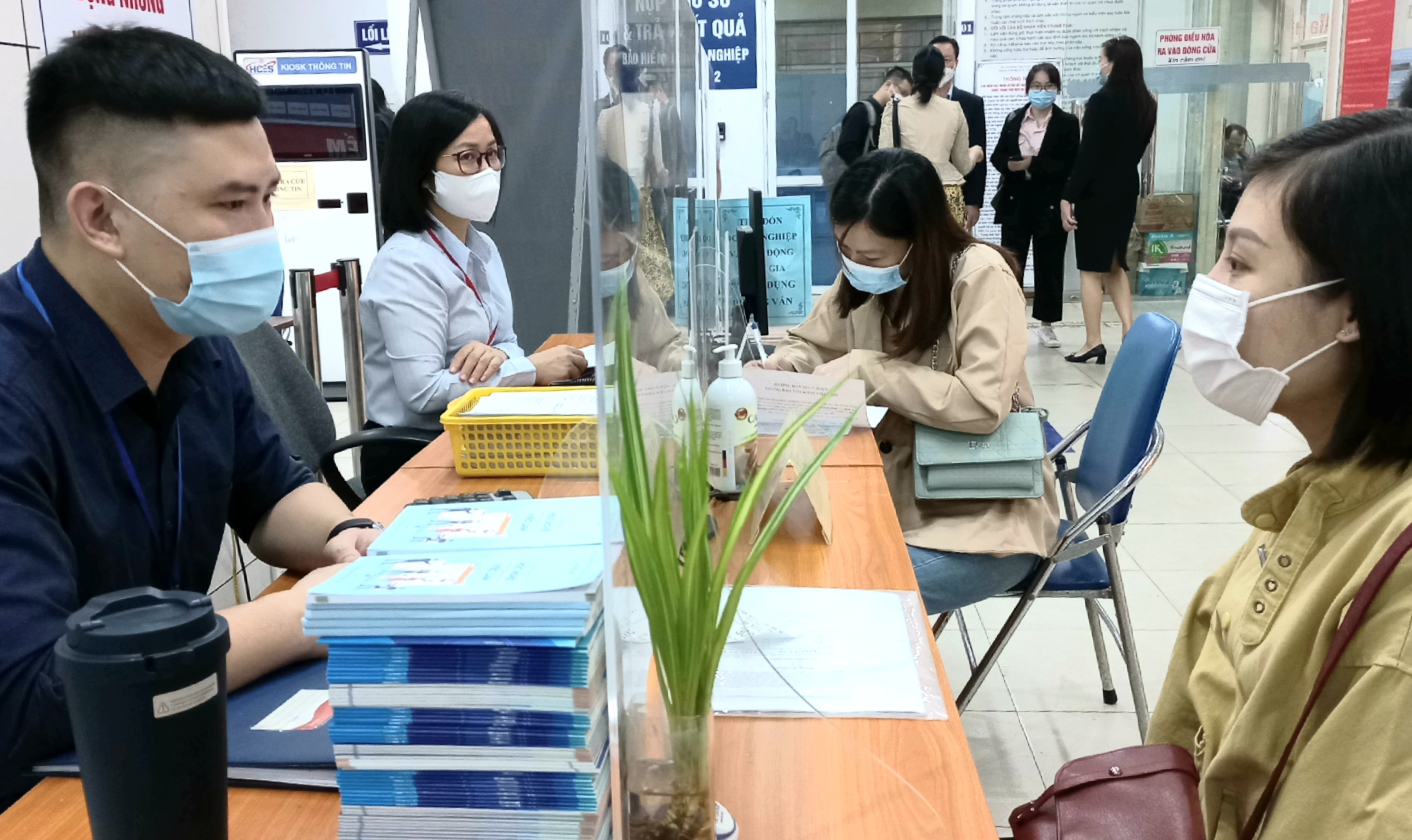 Người PG88 Sòng bạc trực tuyến TOP 1 Việt Nam | Casino, Nổ Hũ l&agrave;m thủ tục hưởng chế độ bảo hiểm 6Pg88.com Website Đẳng Cấp Số 1 tại H&agrave; Nội. Ảnh: N.Dương.