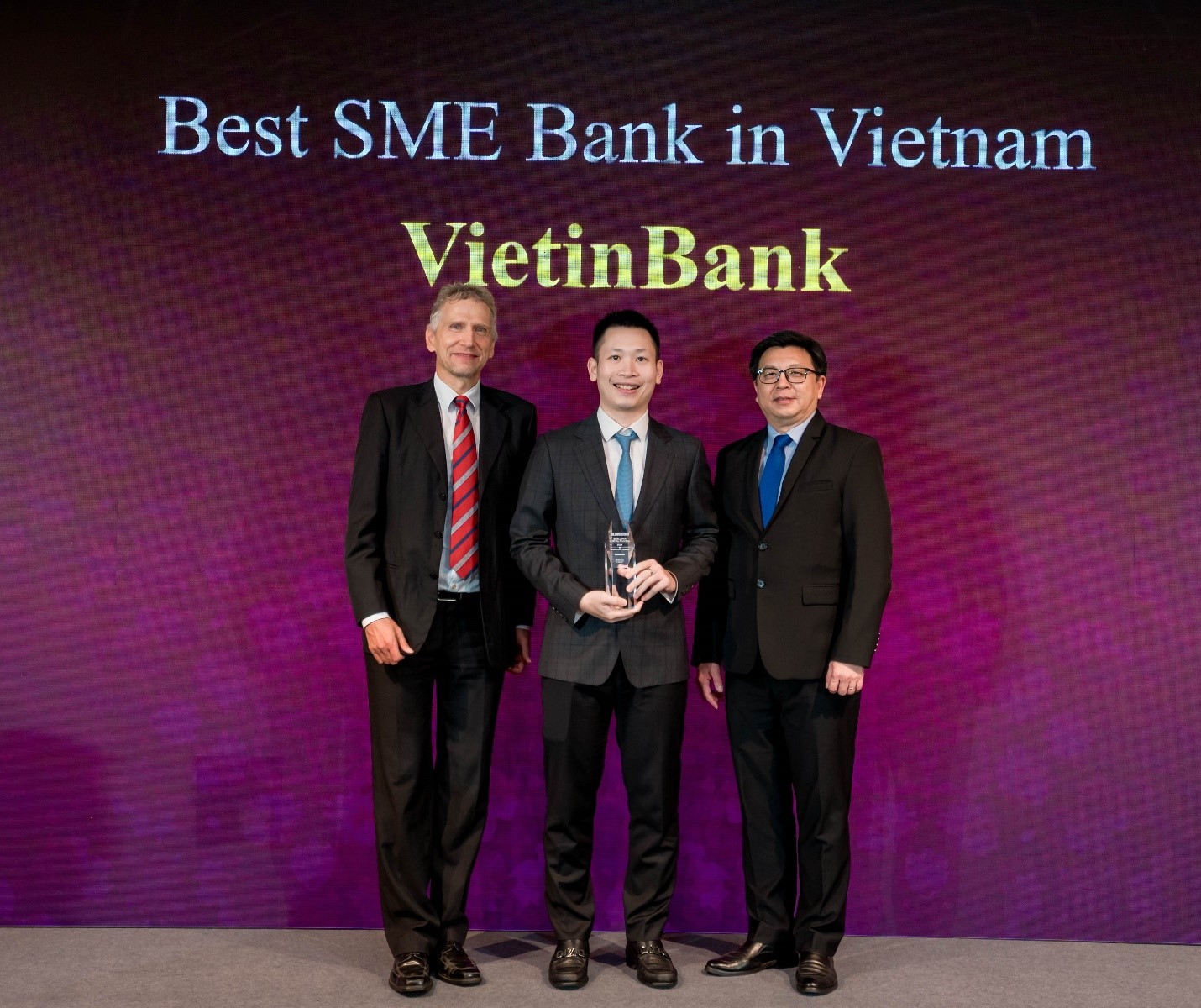 Giám đốc Ban Khách hàng 6Pg88.con độc quyền mỗi ngày Vừa và nhỏ Lê Thanh Phương đại diện VietinBank nhận giải thưởng.