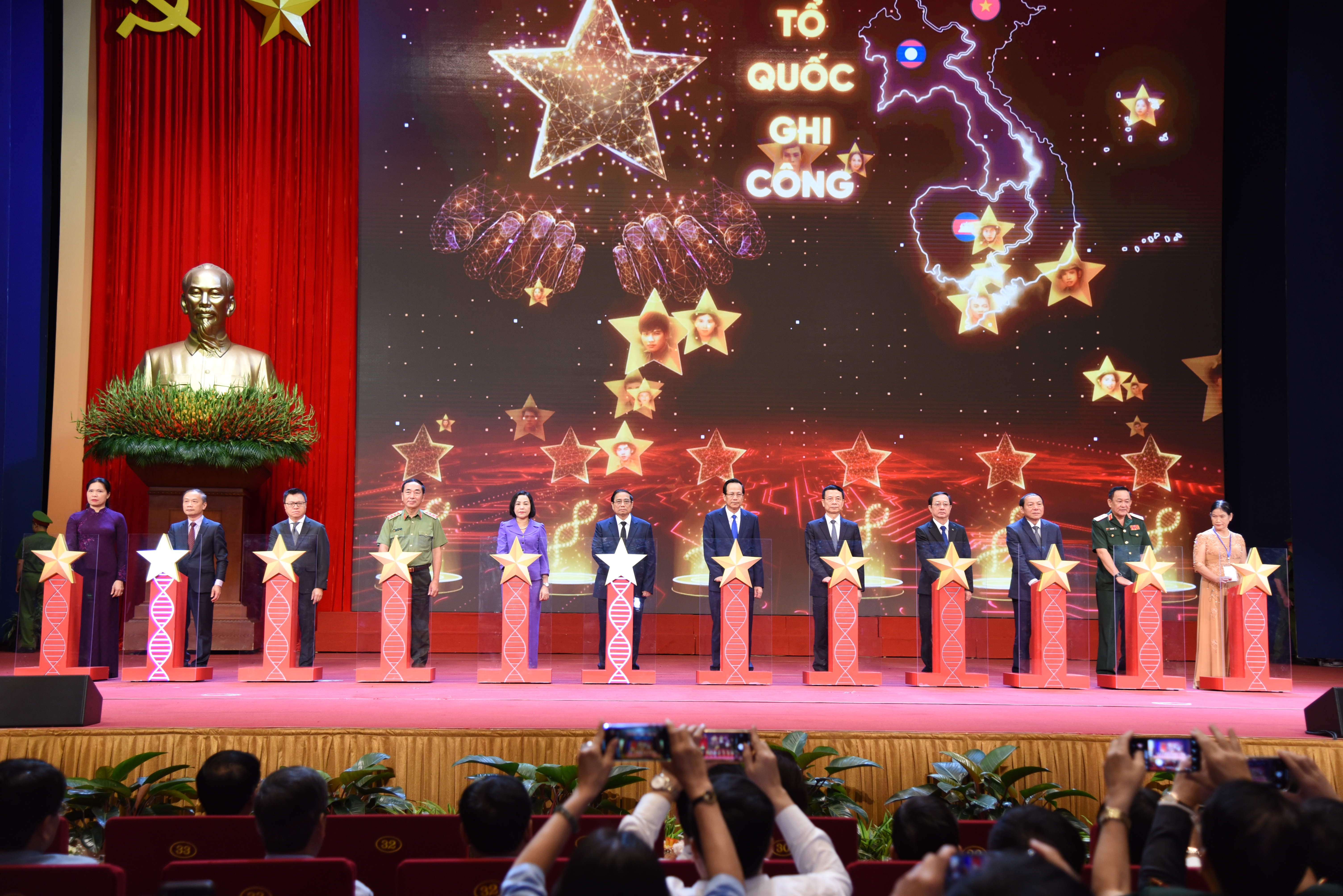 Thủ tướng Ch&iacute;nh phủ c&ugrave;ng đại diện c&aacute;c Bộ, ng&agrave;nh bấm n&uacute;t k&iacute;ch hoạt Ng&acirc;n h&agrave;ng Gen. Ảnh: Mạnh Dũng.