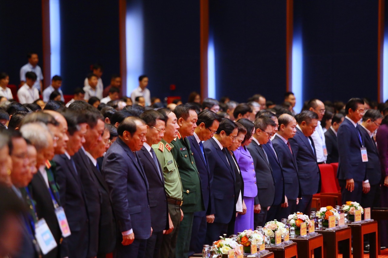 L&atilde;nh đạo, nguy&ecirc;n L&atilde;nh đạo Đảng, Nh&agrave; nước v&agrave; c&aacute;c đại biểu d&agrave;nh ph&uacute;t mặc niệm để tướng nhớ Tổng B&iacute; thư Nguyễn Ph&uacute; Trọng. Ảnh: Tống Gi&aacute;p.