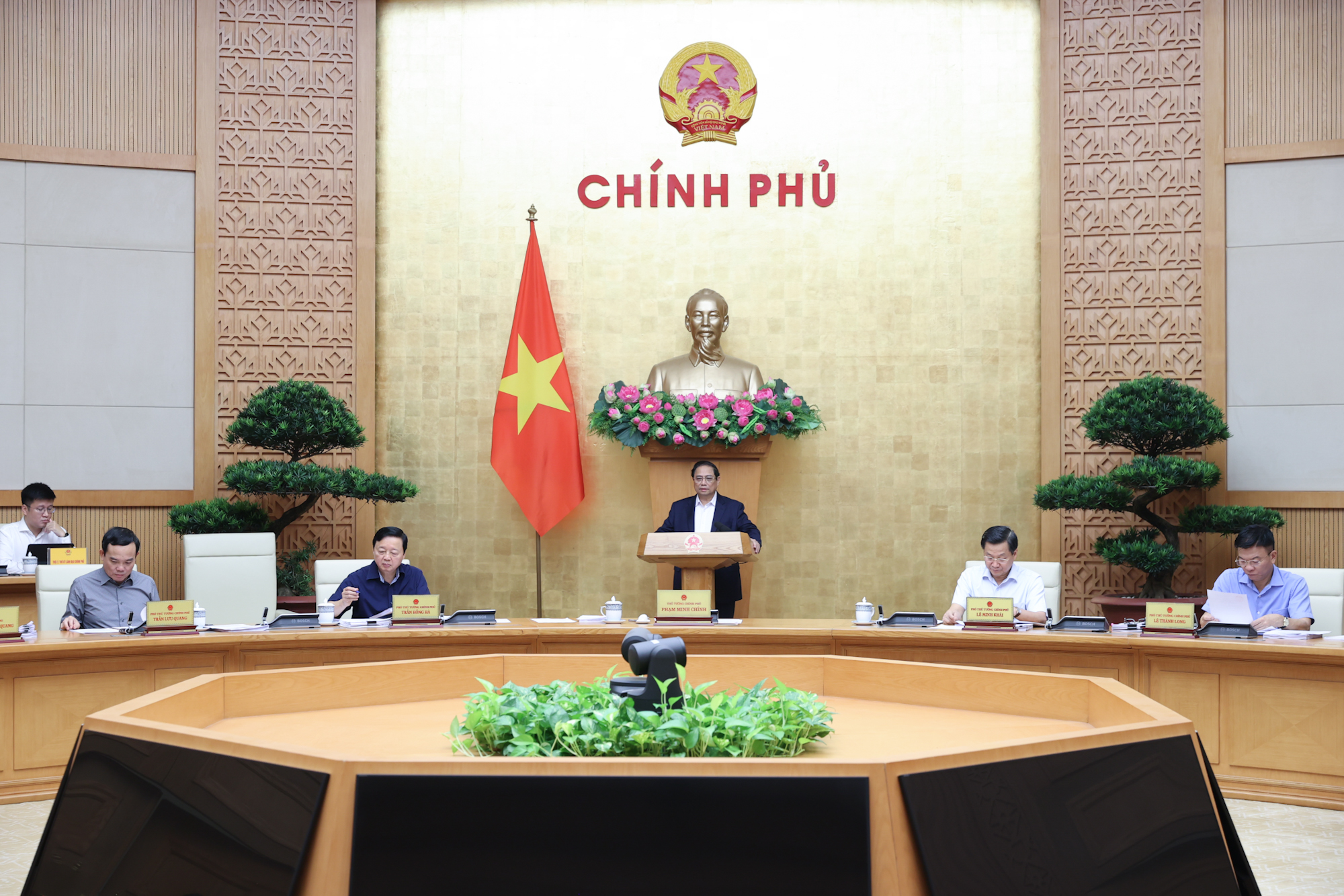 C&aacute;c th&agrave;nh vi&ecirc;n Ch&iacute;nh phủ cơ bản thống nhất về chủ trương để tr&igrave;nh cấp c&oacute; thẩm quyền xem x&eacute;t, quyết định theo hướng x&acirc;y dựng tuyến đường sắt tốc độ cao hiện đại - Ảnh: VGP.