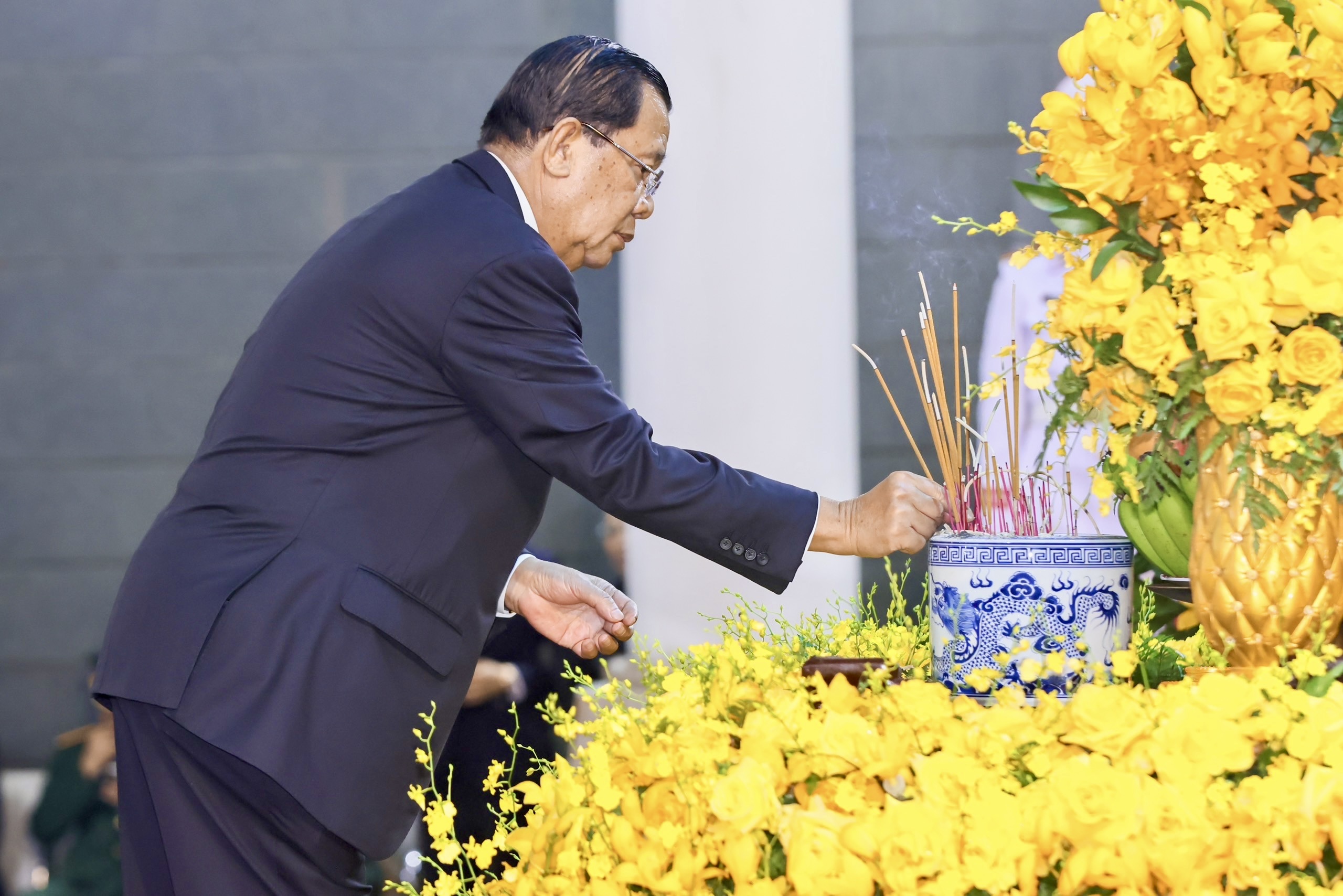 Chủ tịch Đảng Nh&acirc;n d&acirc;n Campuchia, Chủ tịch Thượng viện Campuchia Hun Sen l&agrave;m trưởng đo&agrave;n.