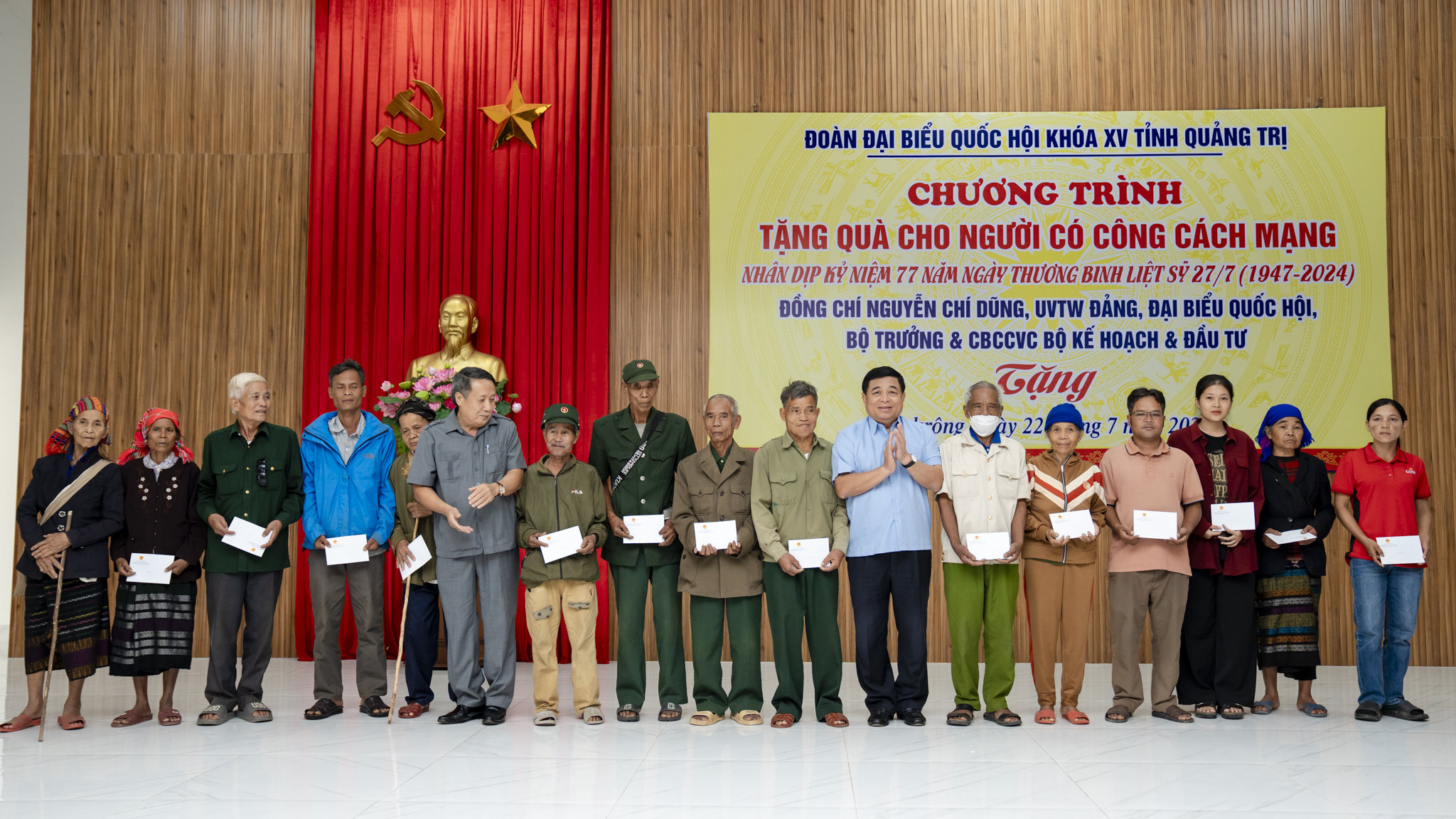 Bộ Kế hoạch v&agrave; Pg88vn Trang Chủ Chính Thức trao tặng qu&agrave; cho người c&oacute; c&ocirc;ng với c&aacute;ch mạng tại huyện Đakr&ocirc;ng, Quảng Trị.