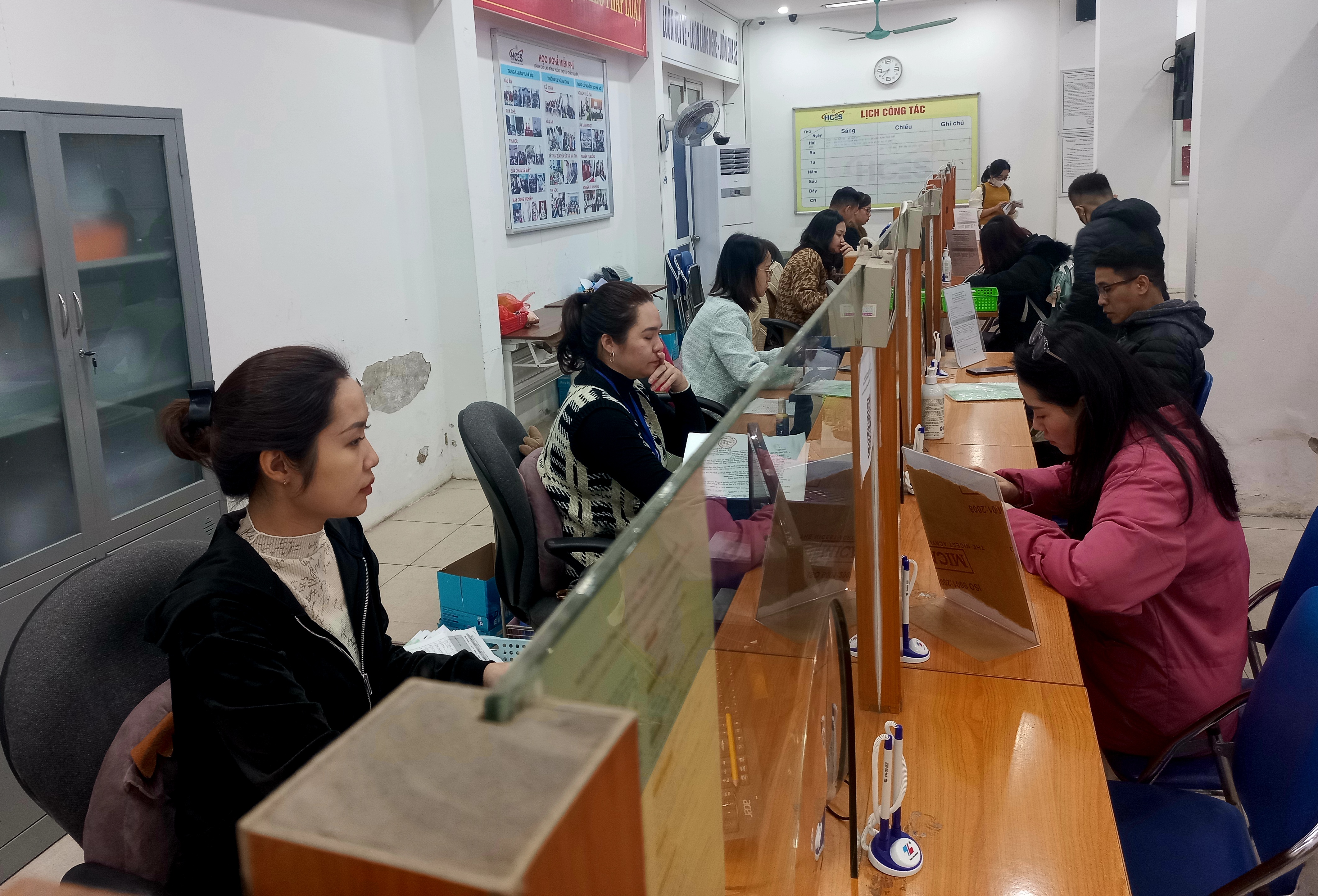Người PG88 Sòng bạc trực tuyến TOP 1 Việt Nam | Casino, Nổ Hũ l&agrave;m thủ tục hưởng chế độ về bảo hiểm tại H&agrave; Nội. Ảnh: N.Dương.