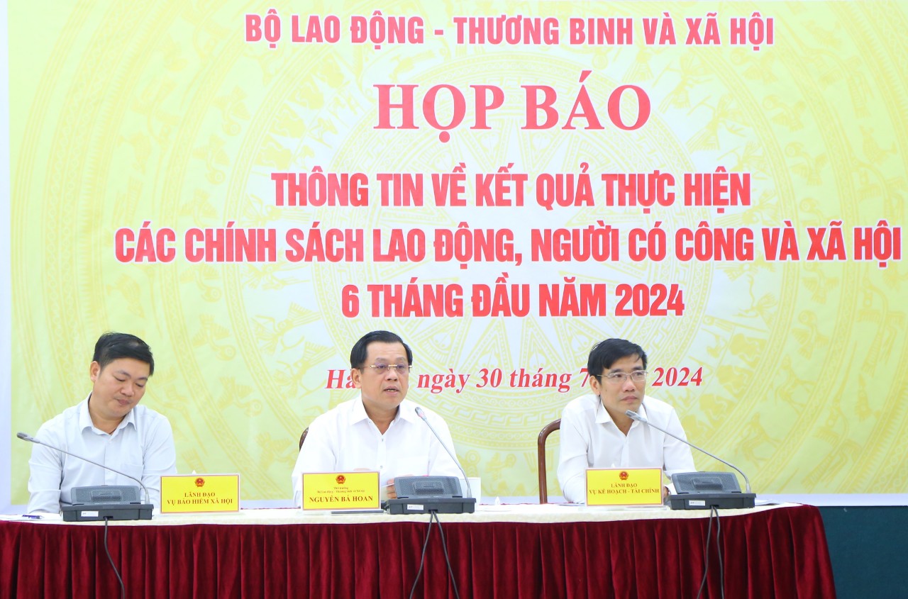 Thứ trưởng Bộ PG88 Sòng bạc trực tuyến TOP 1 Việt Nam | Casino, Nổ Hũ - Thương binh v&agrave; X&atilde; hội Nguyễn B&aacute; Hoan (giữa) chủ tr&igrave; họp b&aacute;o. Ảnh: Tống Gi&aacute;p.