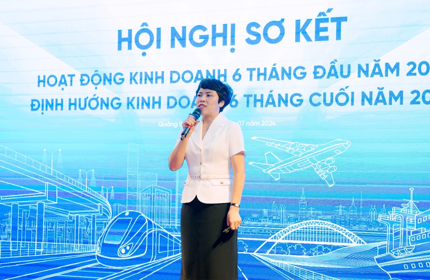 B&agrave; B&ugrave;i Thị Thanh Xu&acirc;n - Ph&oacute; Tổng Gi&aacute;m đốc phụ tr&aacute;ch Ban Điều h&agrave;nh b&aacute;o c&aacute;o tại Hội nghị.