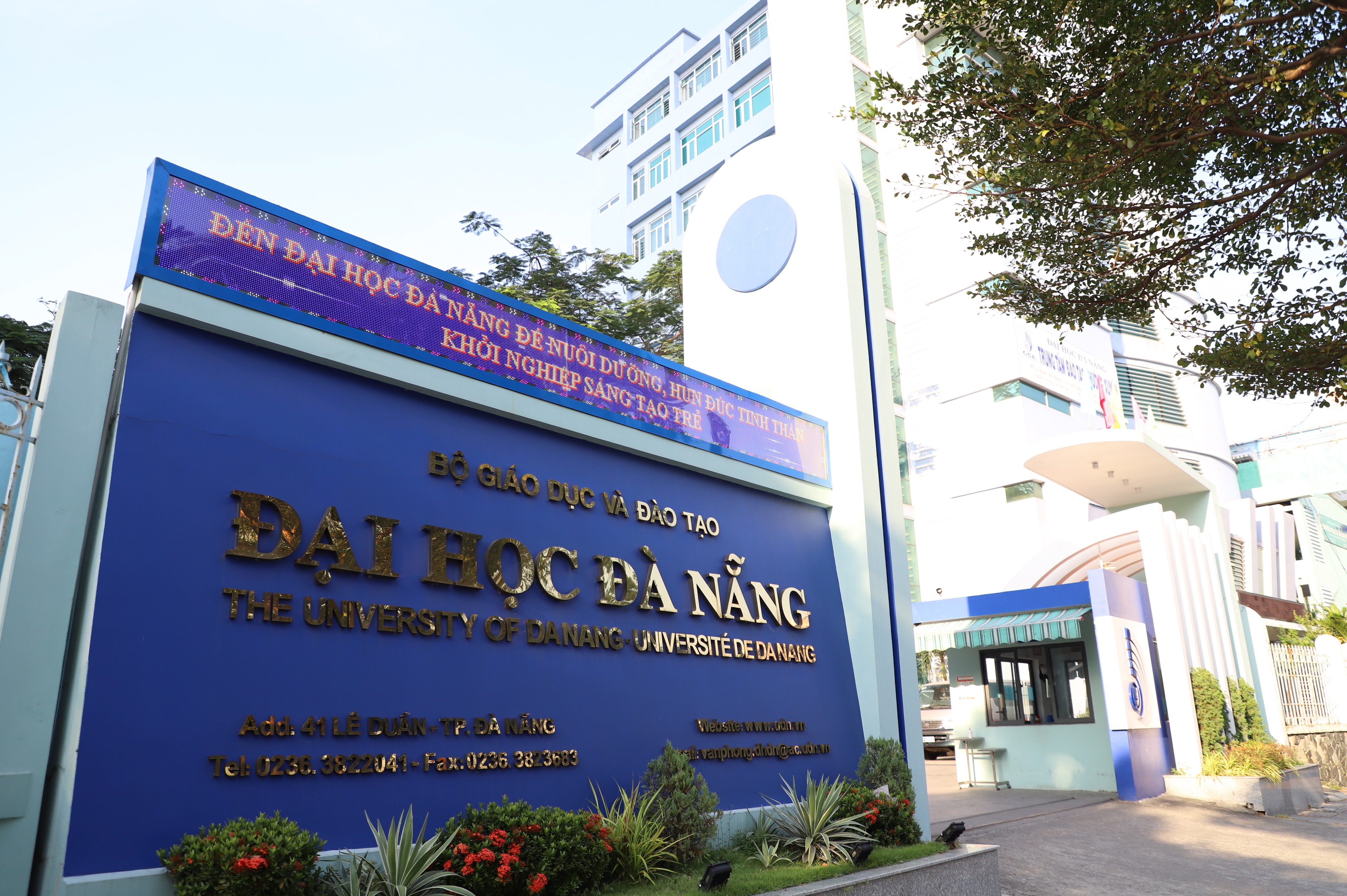 Nhân sự đóng vai trò quan trọng trong chiến lược phát triển công nghiệp bán dẫn và để đào tạo ra những nhân sự giỏi sẽ cần đến đội ngũ giảng viên giỏi. Ảnh minh họa