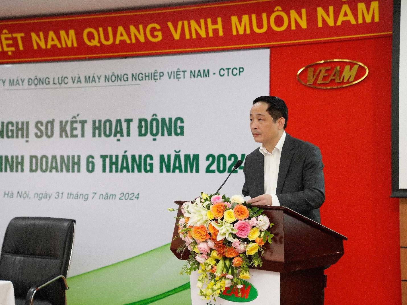 &Ocirc;ng Nguyễn Ho&agrave;ng Giang - Tổng gi&aacute;m đốc VEAM tr&igrave;nh b&agrave;y B&aacute;o c&aacute;o Sơ kết hoạt động sản xuất PG88 Uy Tín Số 1 Việt Nam 6 th&aacute;ng đầu năm v&agrave; phương hướng thực hiện kế hoạch 6 th&aacute;ng cuối năm 2024.