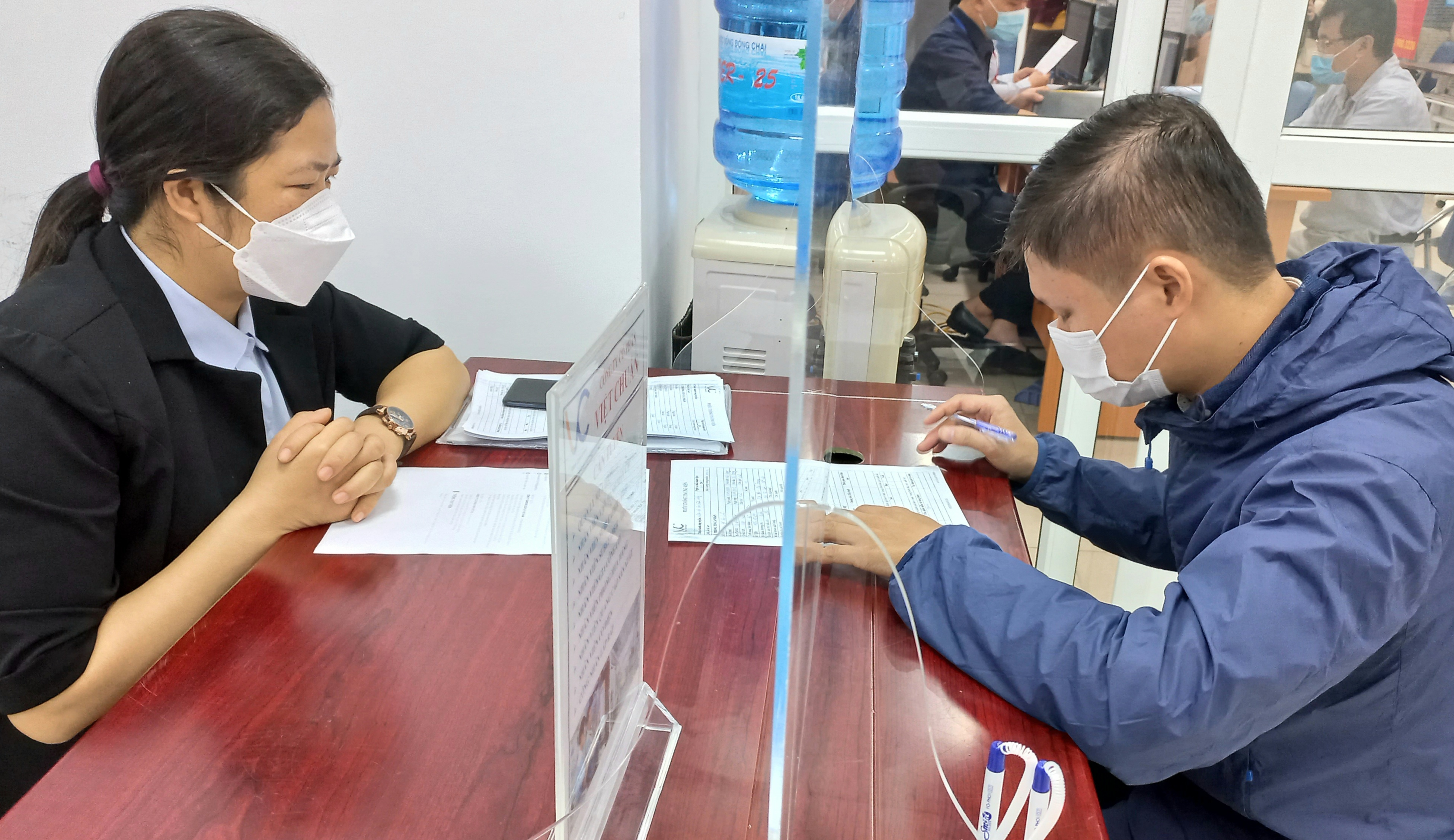 6Pg88.con độc quyền mỗi ngày trao đổi với người lao động về các chế độ, quyền lợi khi Pg88hi Thể Thao, Bóng Đá, Casino, Nổ Hũ, Xổ Số. Ảnh: N.Dương.