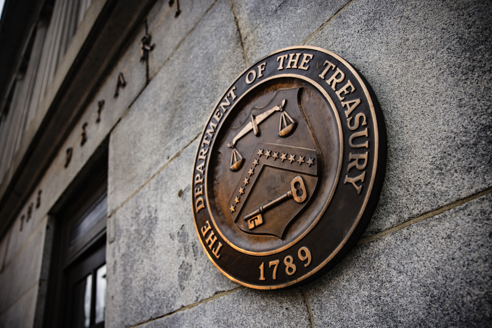 Logo của Bộ Pg88ok giải trí thể thao, casino, bắn cá và slot tại trụ sở cơ quan này ở Washington DC - Ảnh: Bloomberg.