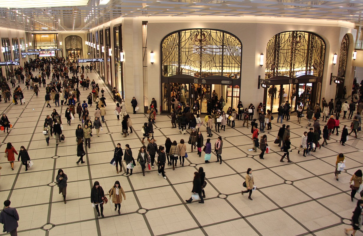 D&ograve;ng người đ&ocirc;ng đức tại&nbsp;trung t&acirc;m Pg88ok ưu đãi hấp dẫn Umeda Hankyu ở Osaka, Nhật Bản.