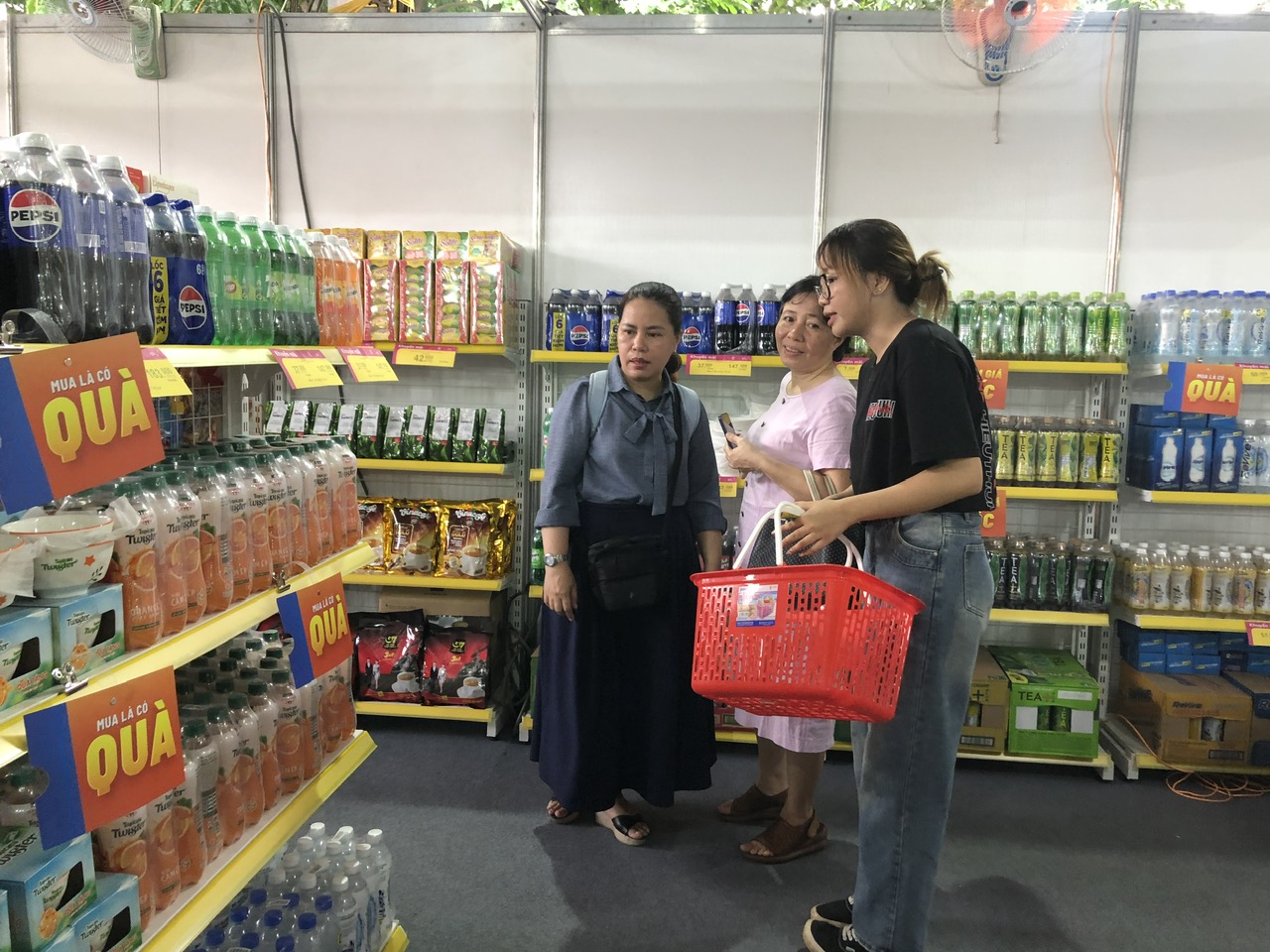 Người dân chọn mua hàng bình ổn tại gian hàng trong công viên Dương Đình Nghệ, quận 11, TP.HCM.