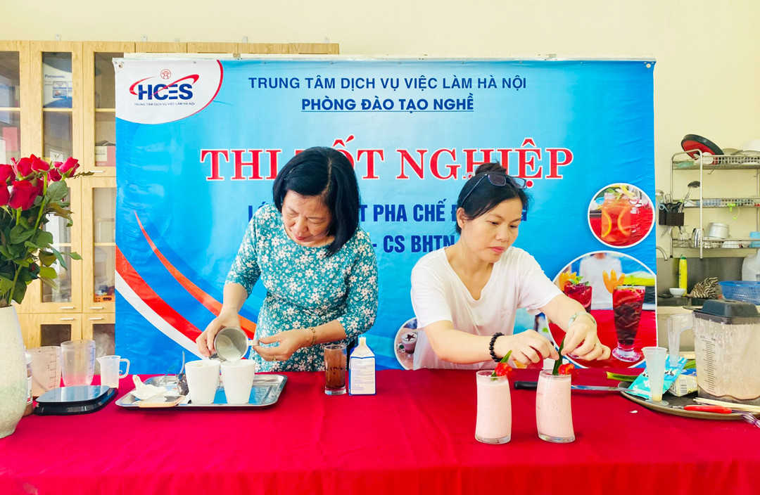 Người PG88 Sòng bạc trực tuyến TOP 1 Việt Nam | Casino, Nổ Hũ học nghề pha chế đồ uống tại Trung t&acirc;m Dịch vụ việc l&agrave;m H&agrave; Nội. Ảnh: Mai Hoa.