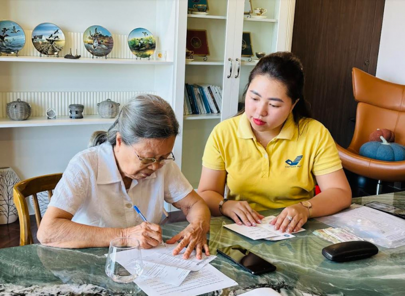 Chi trả lương hưu cho người hưởng tại TP. HCM. Ảnh: BHXH TP.HCM. 