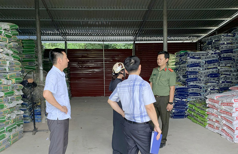 Đoàn kiểm tra liên ngành kiểm tra phát hiện trên 40 tấn hàng giả về chất lượng tại kho hàng tại hộ PG88 Uy Tín Số 1 Việt Nam Lê Thị P.