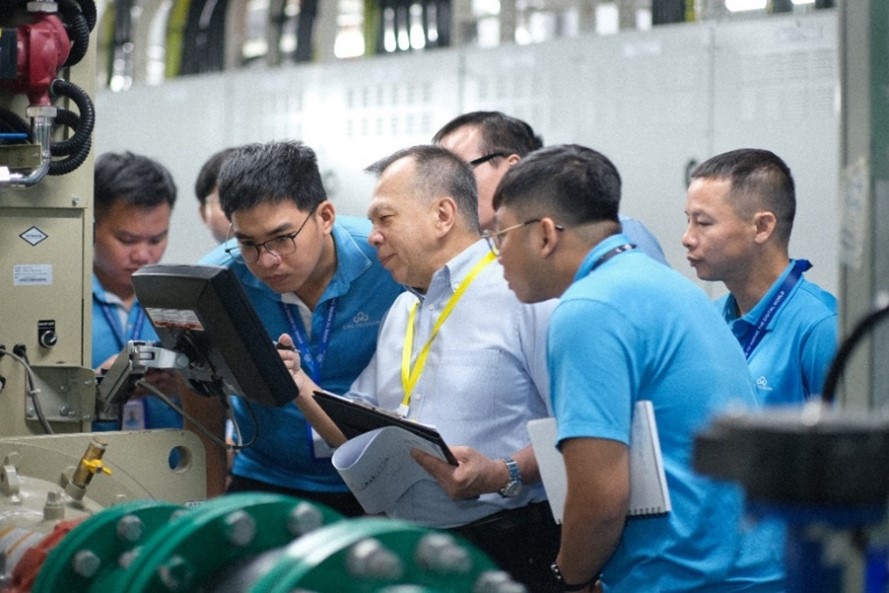Chuy&ecirc;n gia Uptime Institute kiểm tra c&aacute;c ti&ecirc;u chuẩn của Data Center T&acirc;n Thuận. Nguồn ảnh: CMC Telecom.