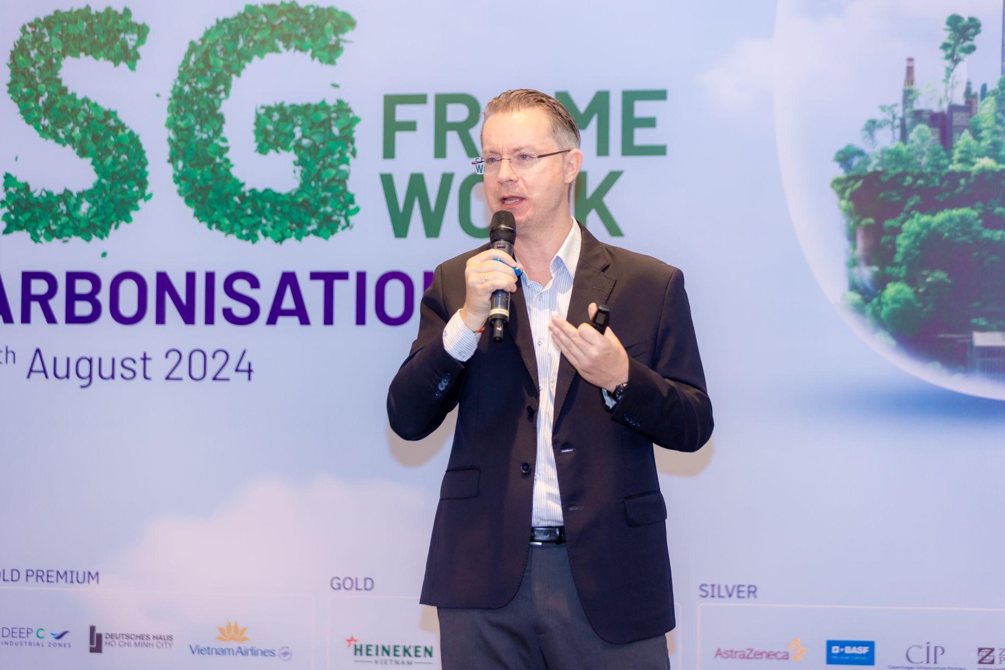 &Ocirc;ng Dennis Quennet, Gi&aacute;m Đốc ph&aacute;t triển Link Trang Chủ PG88.Com Mới #2026 Bền vững tại GIZ Vietnam, tr&igrave;nh b&agrave;y tại hội thảo.