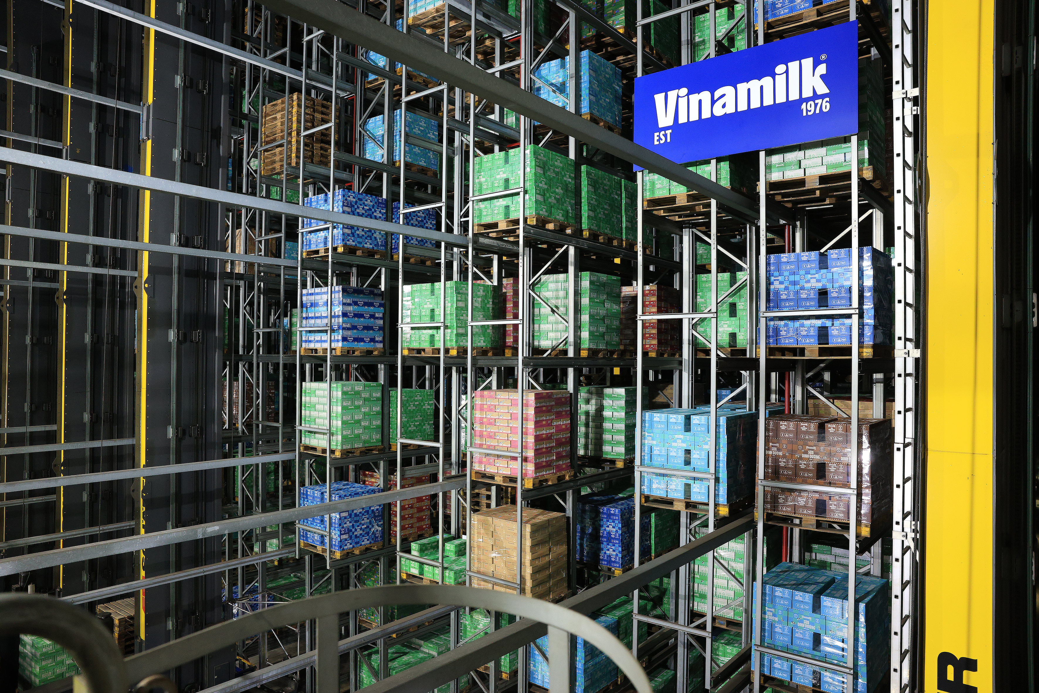 Vinamilk hiện c&oacute; 5 kho th&ocirc;ng minh, gi&uacute;p tiết kiệm diện t&iacute;ch đất, tối ưu h&oacute;a hoạt động v&agrave; giảm đến 70% lượng ph&aacute;t thải so với m&ocirc; h&igrave;nh kho truyền thống.