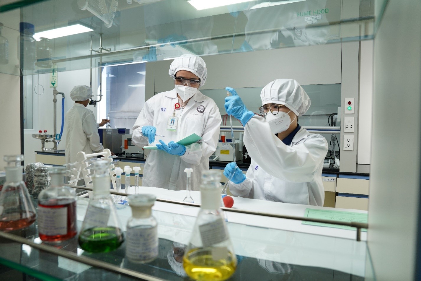 Nghi&ecirc;n cứu v&agrave; ph&aacute;t triển sản phẩm tại nh&agrave; m&aacute;y sản xuất thuốc chất lượng EU-GMP của Imexpharm. Nguồn: Imexpharm.