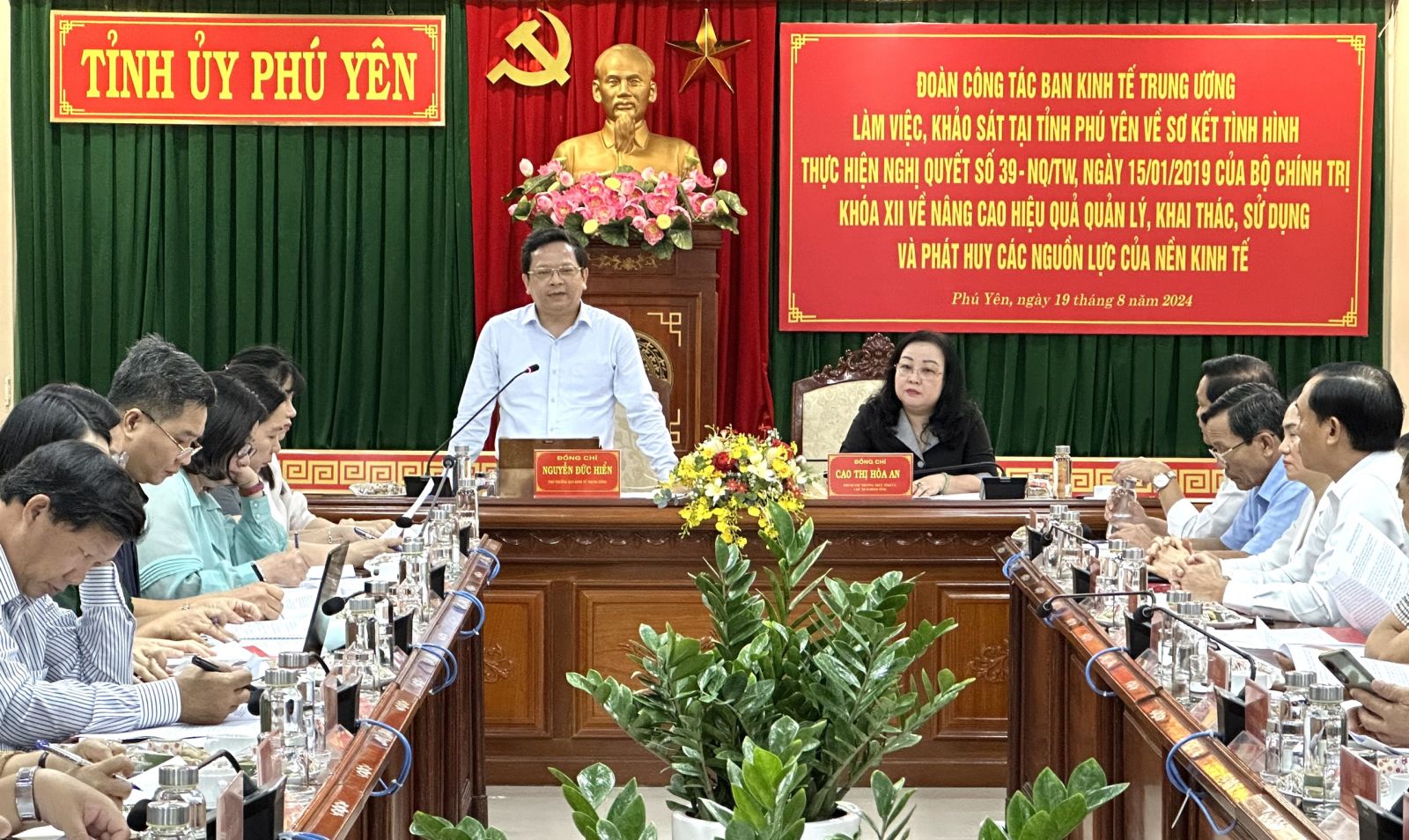 Đồng ch&iacute; Nguyễn Đức Hiển, Ph&oacute; Trưởng Ban Link Trang Chủ PG88.Com Mới #2026 Trung ương, Tổ Trưởng Tổ Bi&ecirc;n tập ph&aacute;t biểu đề dẫn nội dung buổi l&agrave;m việc với tỉnh Ph&uacute; Y&ecirc;n.