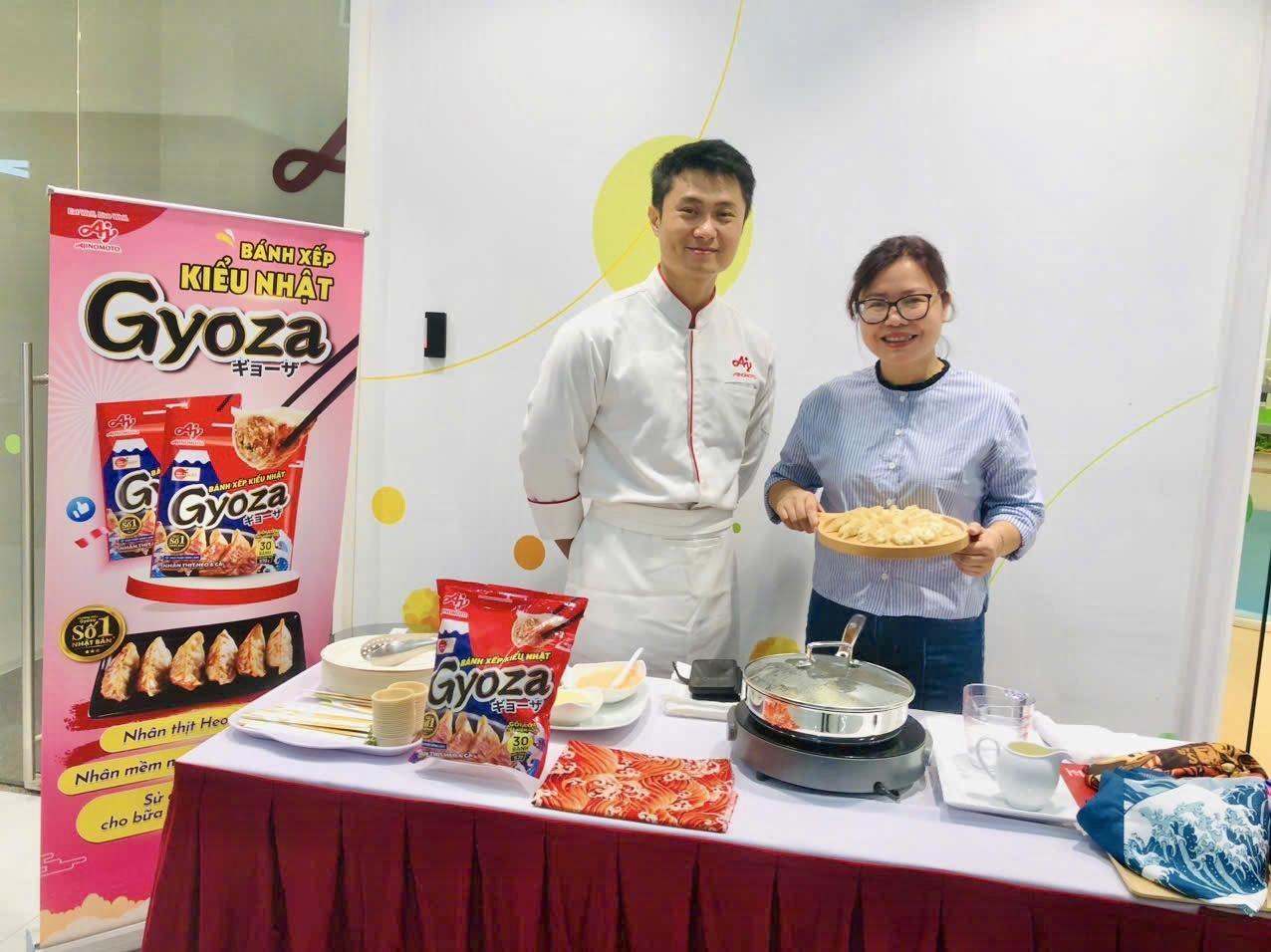 Đầu bếp Ajinomoto hướng dẫn chế biến B&aacute;nh xếp chuẩn vị Nhật Gyoza chỉ trong 6 ph&uacute;t.
