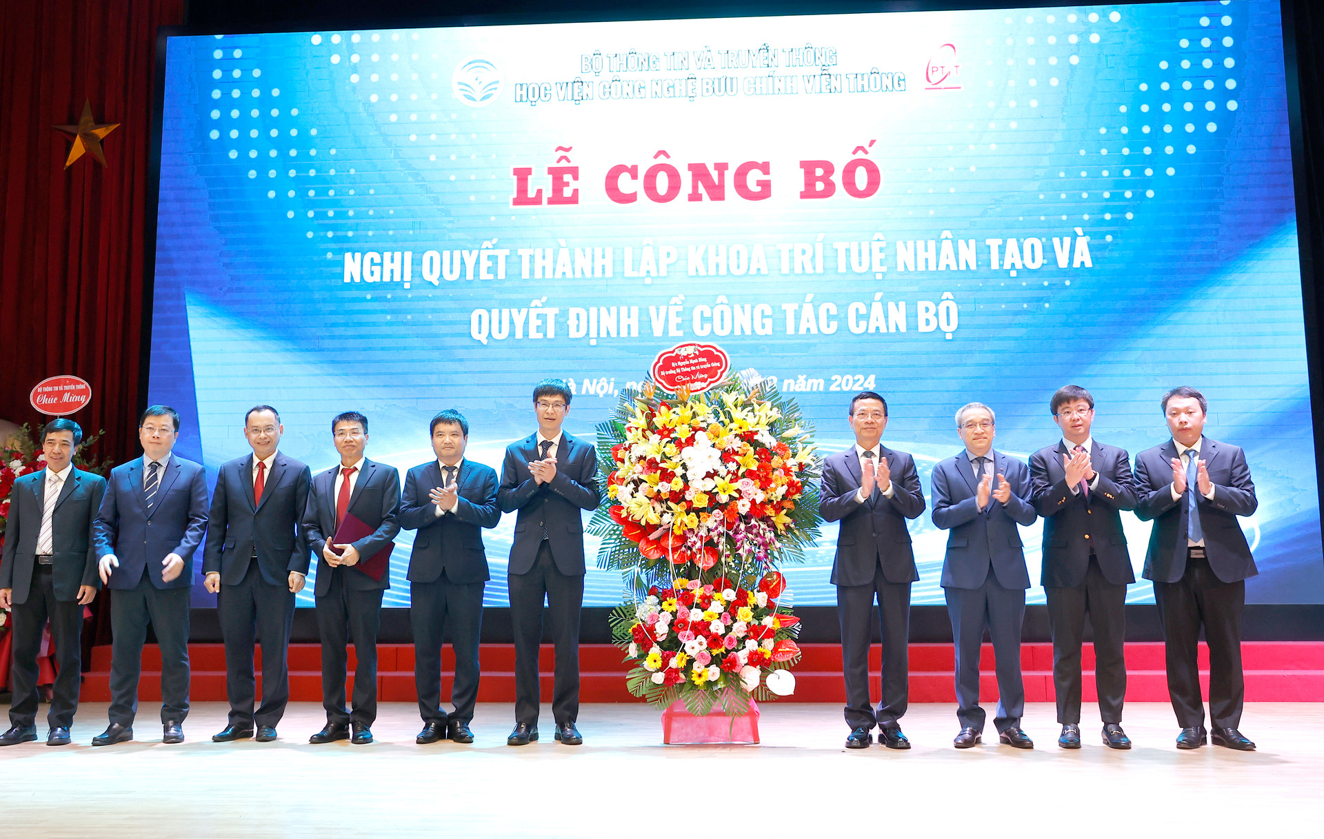 Bộ trưởng Nguyễn Mạnh Hùng cùng các lãnh đạo Bộ Thông tin và Truyền thông tại lễ công bố Nghị quyết thành lập Khoa AI của Học viện Link Đăng Nhập PG88 Chính Thức 2026; Bưu chính Viễn thông.