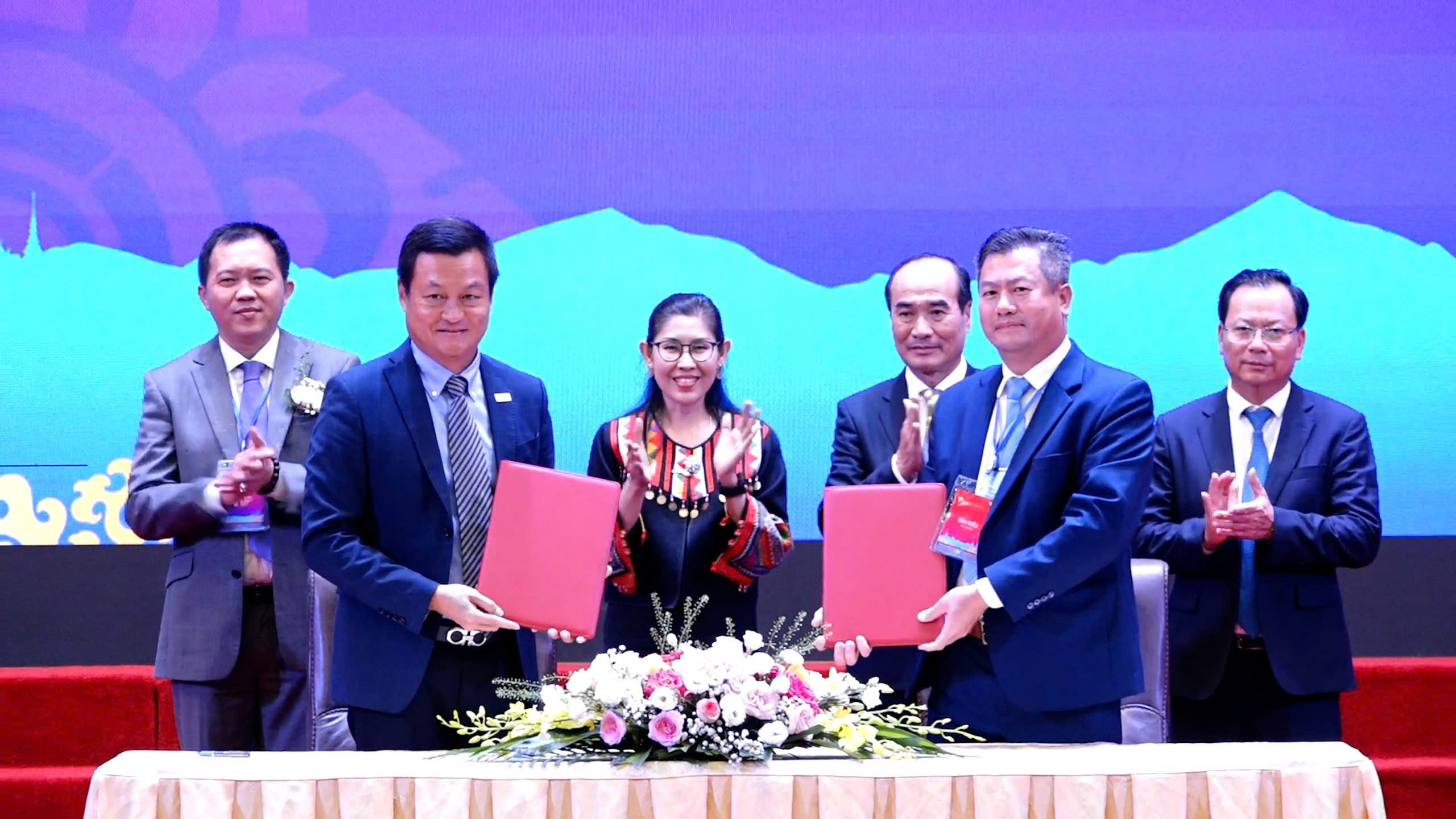 C&aacute;c đại diện của Hiệp hội PG88 Link Dễ Nhớ Pg88.com tỉnh L&agrave;o Cai v&agrave; Ph&ograve;ng Pg88ok ưu đãi hấp dẫn v&agrave; C&ocirc;ng nghiệp Th&aacute;i Lan tại Việt Nam (ThaiCham) tại lễ k&yacute; kết bi&ecirc;n bản ghi nhớ hợp t&aacute;c. Ảnh: Trần Sơn.