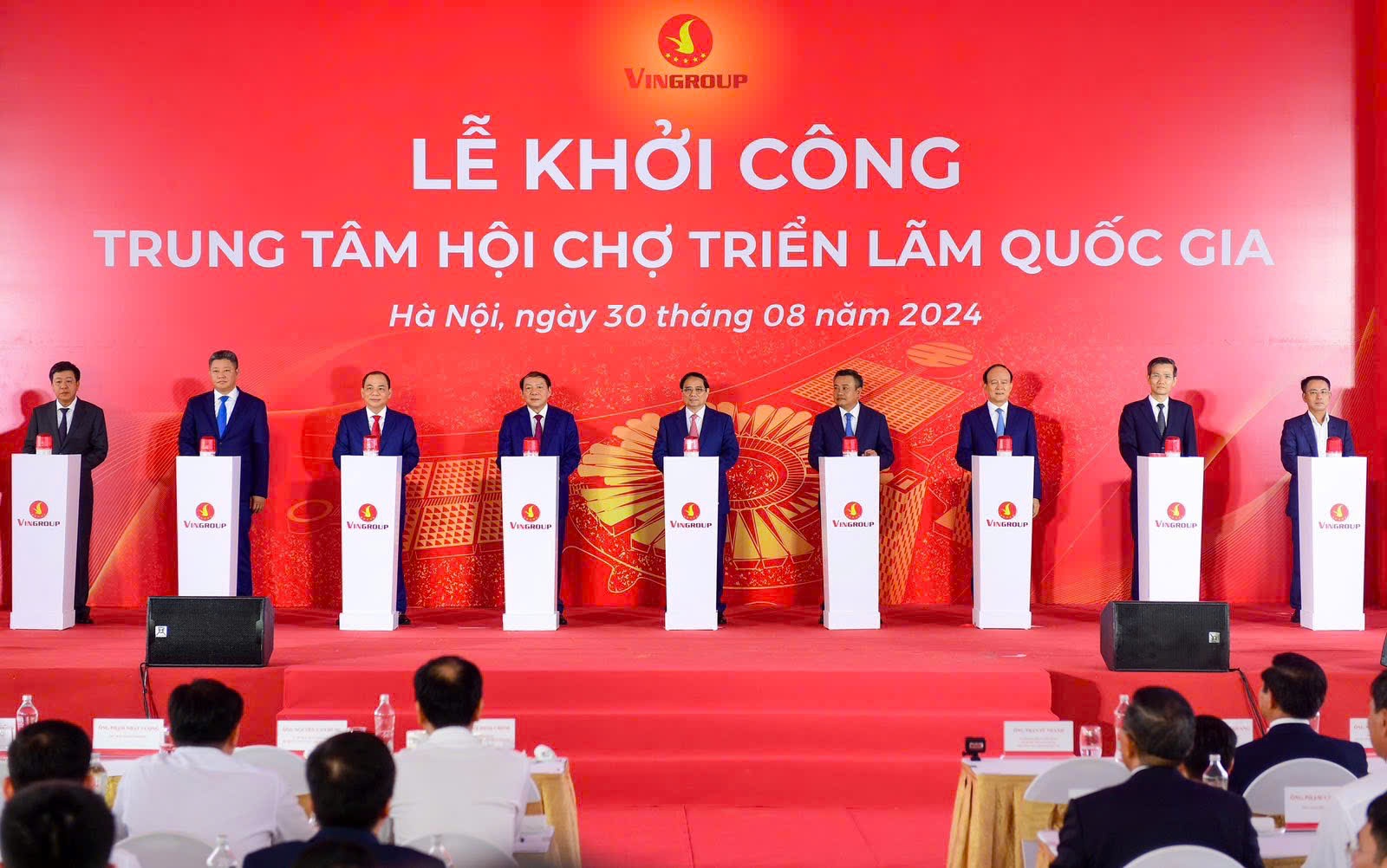 Thủ tướng Phạm Minh Ch&iacute;nh, Bộ trưởng Bộ Văn ho&aacute;, Thể thao v&agrave; Du lịch Nguyễn Văn H&ugrave;ng, Chủ tịch UBND TP H&agrave; Nội Trần Sỹ Thanh c&ugrave;ng c&aacute;c l&atilde;nh đạo bấm n&uacute;t khởi c&ocirc;ng Trung t&acirc;m Hội chợ Triển l&atilde;m Quốc gia