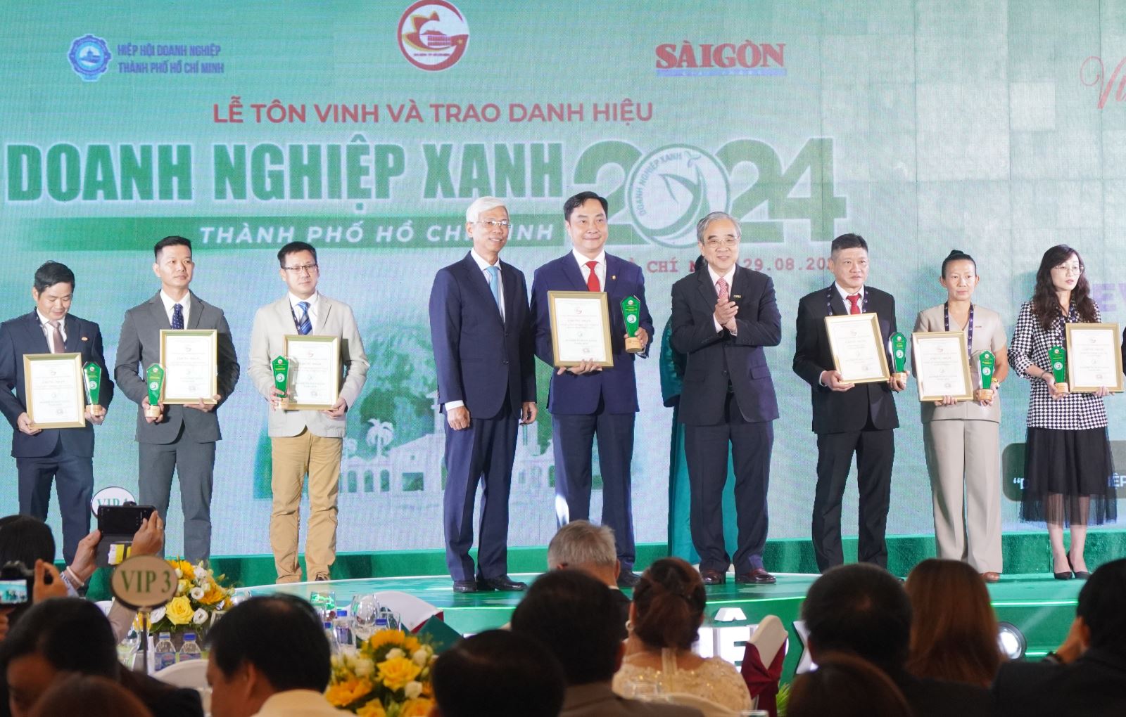 Lãnh đạo TP.HCM vinh danh 98 6Pg88.con độc quyền mỗi ngày xanh TP.HCM năm 2024 - Ảnh: VGP/Anh Lê.