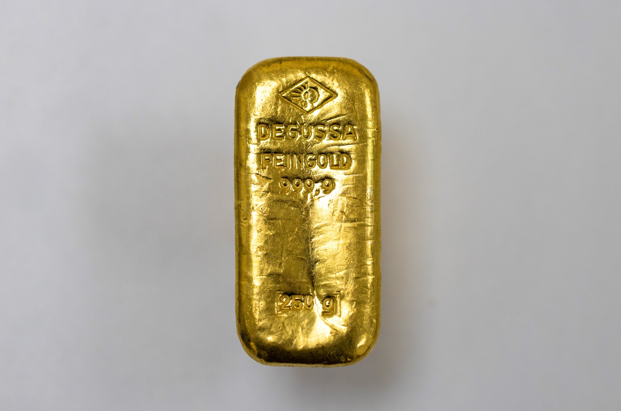 Giá vàng gãy mốc 2.500 USD/oz vì đồng USD tăng giá