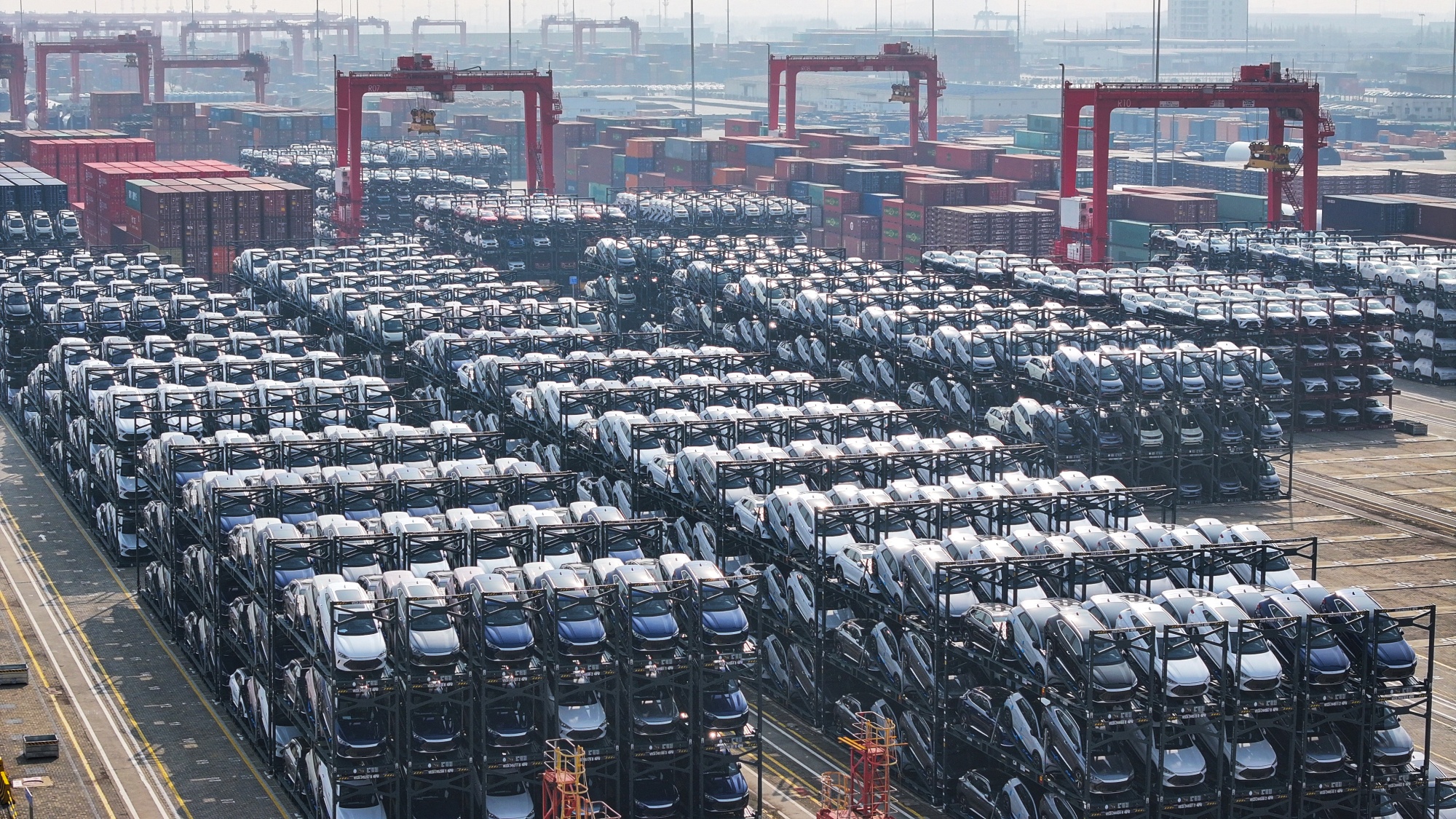 Xe điện BYD chờ xuống t&agrave;u Pg88vnd link khuyến  tại một hải cảng Trung Quốc - Ảnh: Bloomberg.