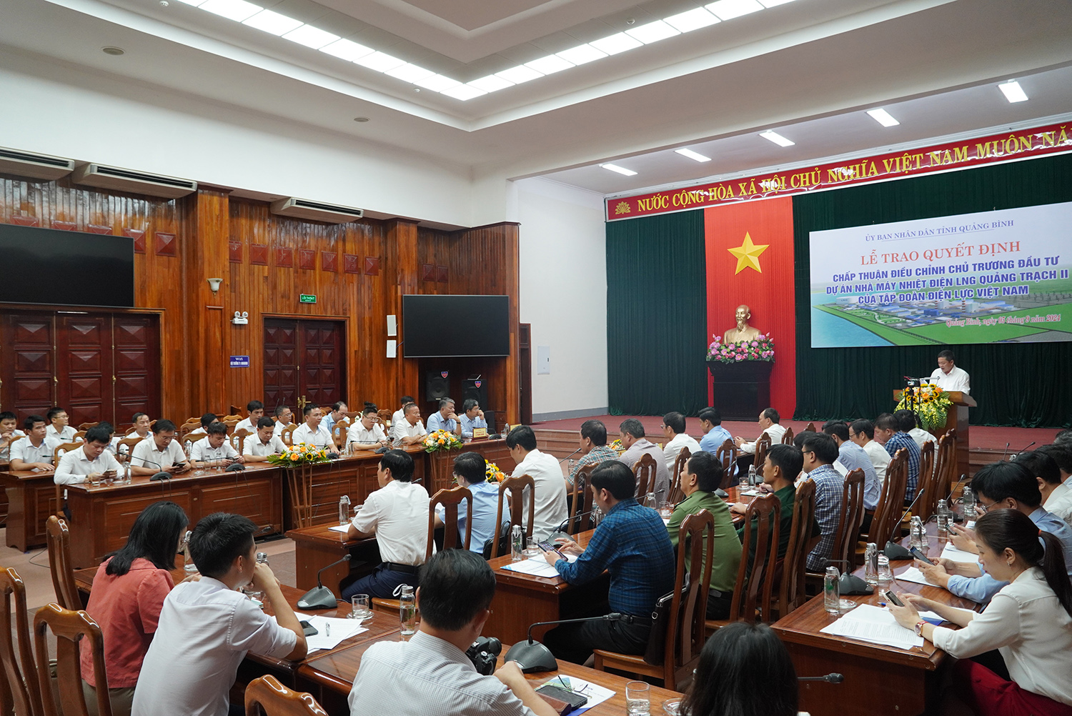 To&agrave;n cảnh buổi&nbsp;lễ trao quyết định chấp thuận điều chỉnh chủ trương Pg88vn Trang Chủ Chính Thức dự &aacute;n Nh&agrave; m&aacute;y Nhiệt điện LNG Quảng Trạch II. Ảnh Hương L&ecirc;