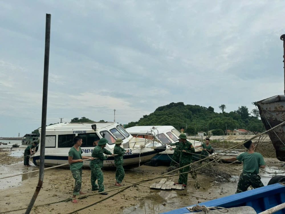 C&aacute;c lực lượng vũ trang ở Quảng Ninh ra sức ph&ograve;ng chống b&atilde;o số 3.