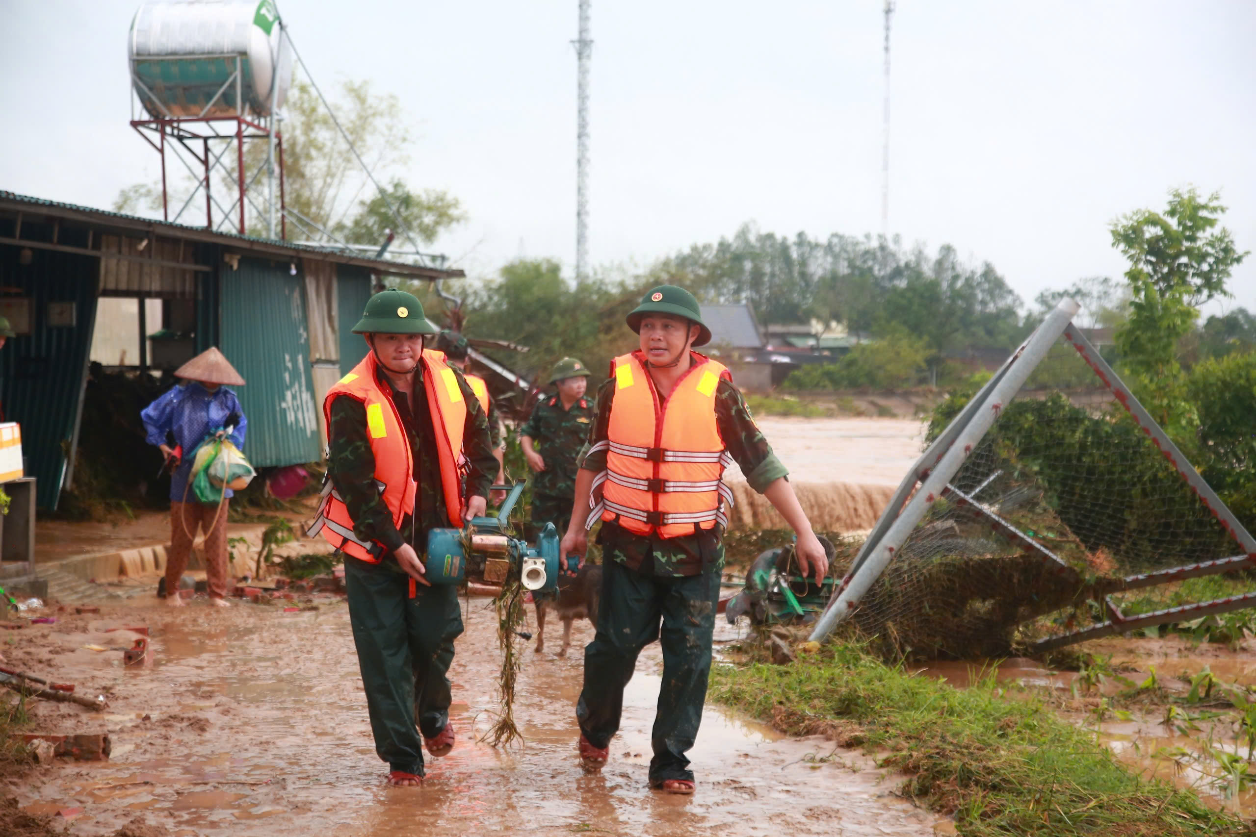 Mưa lũ gây thiệt hại nghiêm trọng trên diện rộng tại một số tỉnh thành
