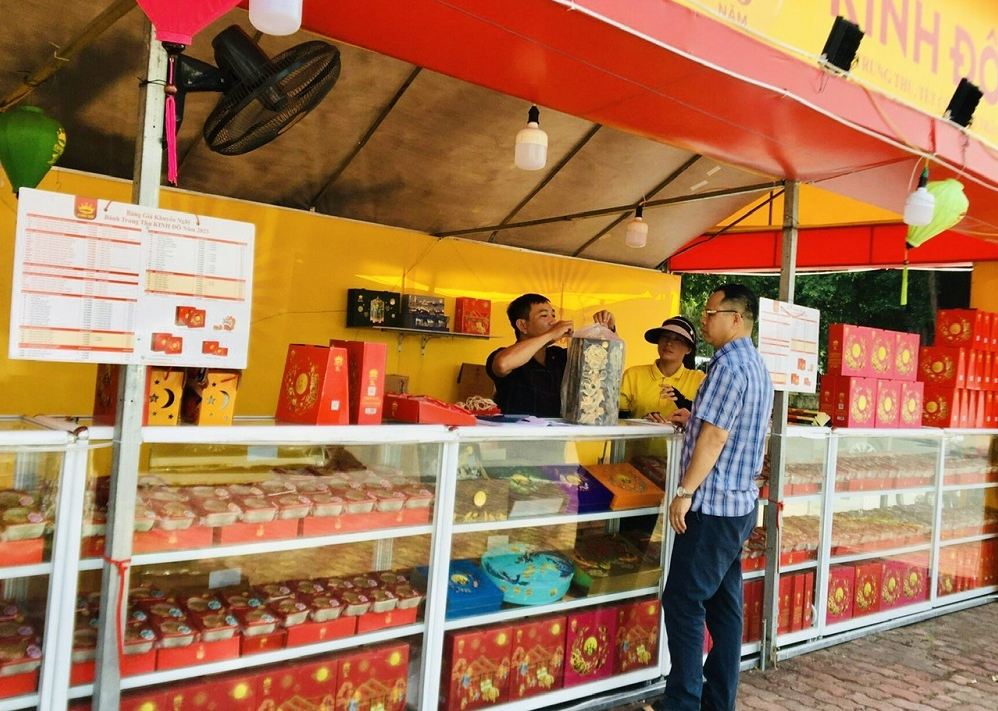 Bánh Trung thu bình dân “lên ngôi” nhưng thị trường vẫn “nóng” chậm