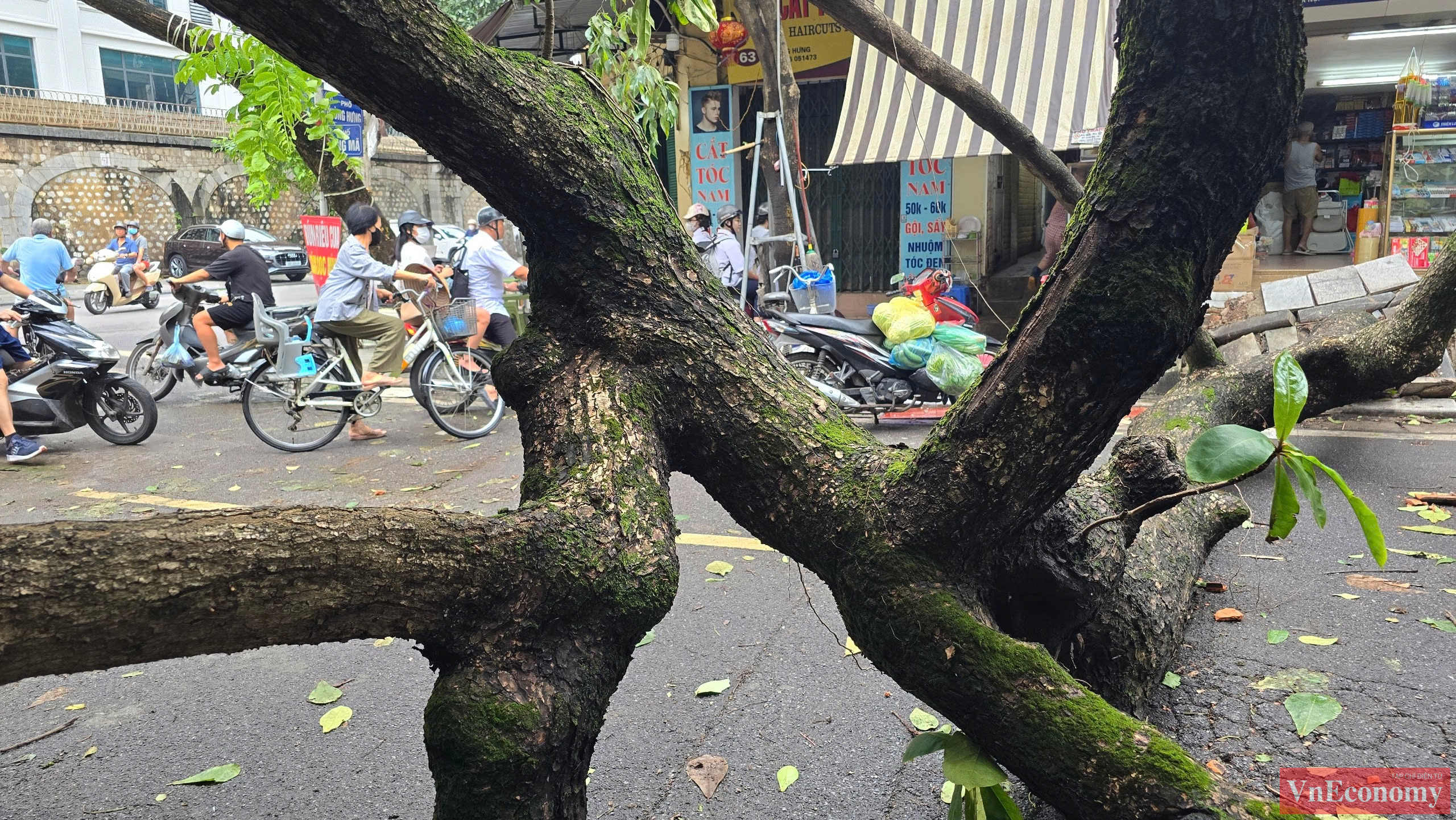 Nhiều người d&acirc;n đ&atilde; phải quay xe, t&igrave;m tuyến đường di chuyển kh&aacute;c thuận lợi hơn.
