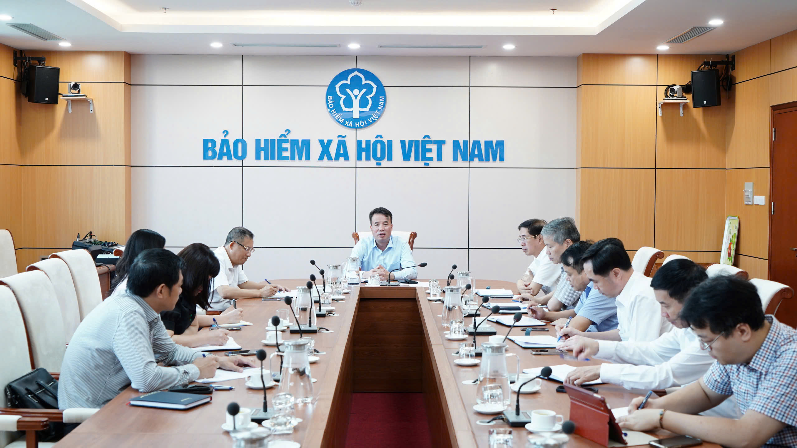 Tổng Gi&aacute;m đốc Bảo hiểm x&atilde; hội Việt Nam Nguyễn Thế Mạnh chủ tr&igrave; cuộc họp. Ảnh: Duy Nguyễn.