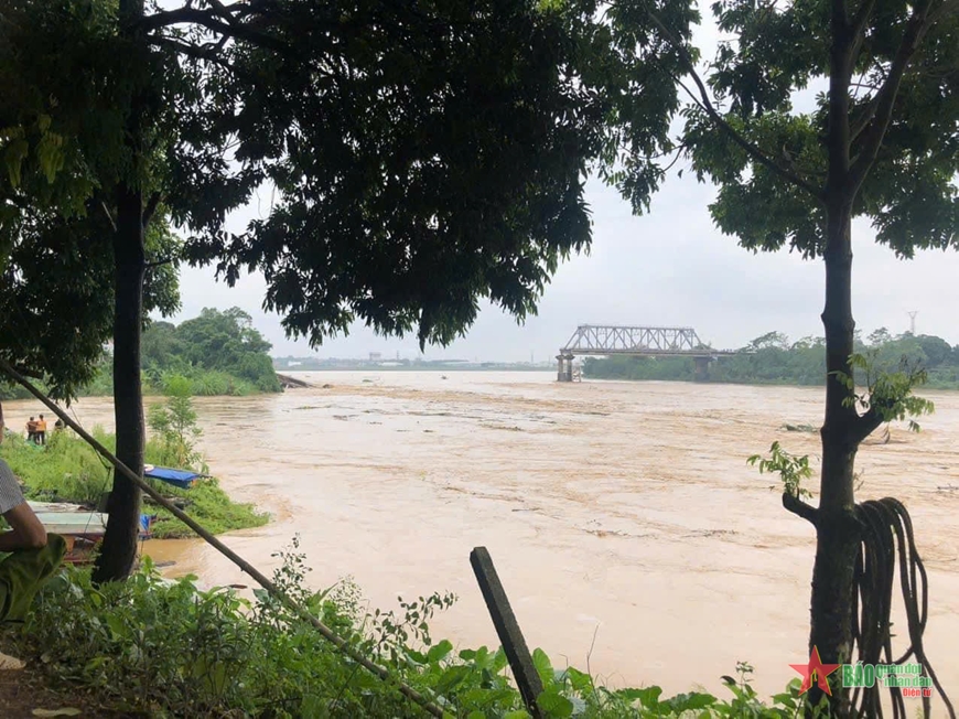 Cầu Phong Ch&acirc;u sau khi bị nước lũ cuốn tr&ocirc;i chỉ c&ograve;n lại 1 nhịp tr&ecirc;n bờ b&ecirc;n kia.